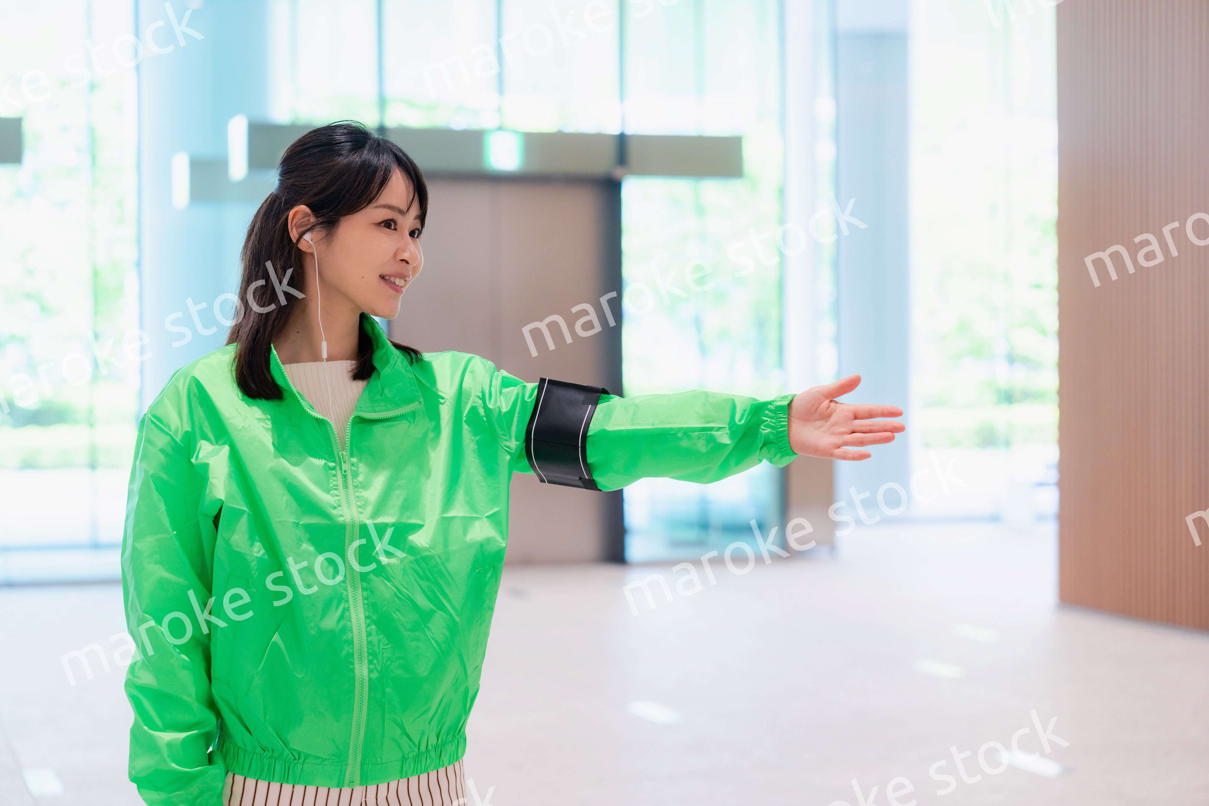 笑顔で案内をするイベントスタッフ