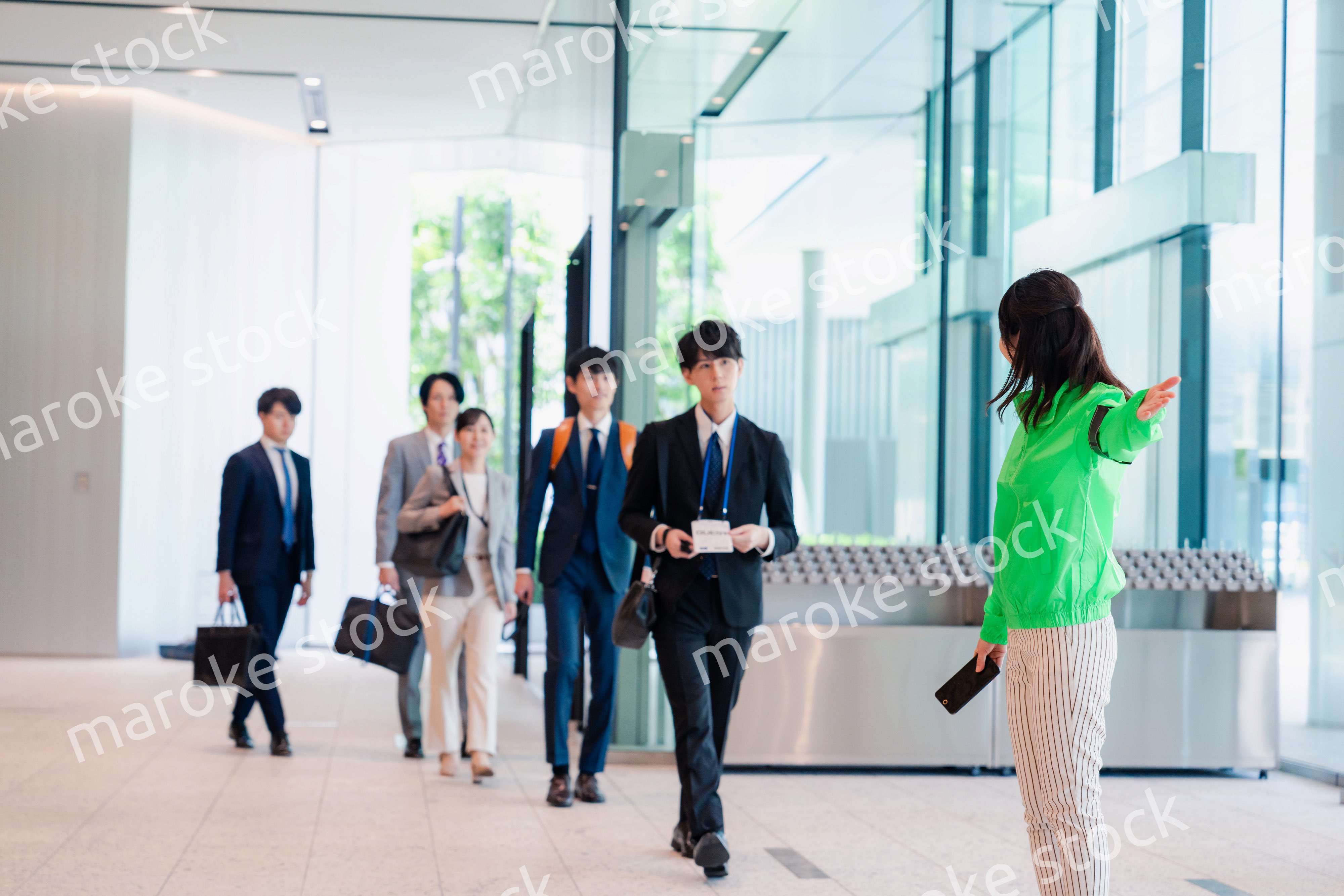 笑顔で対応をするイベントスタッフ