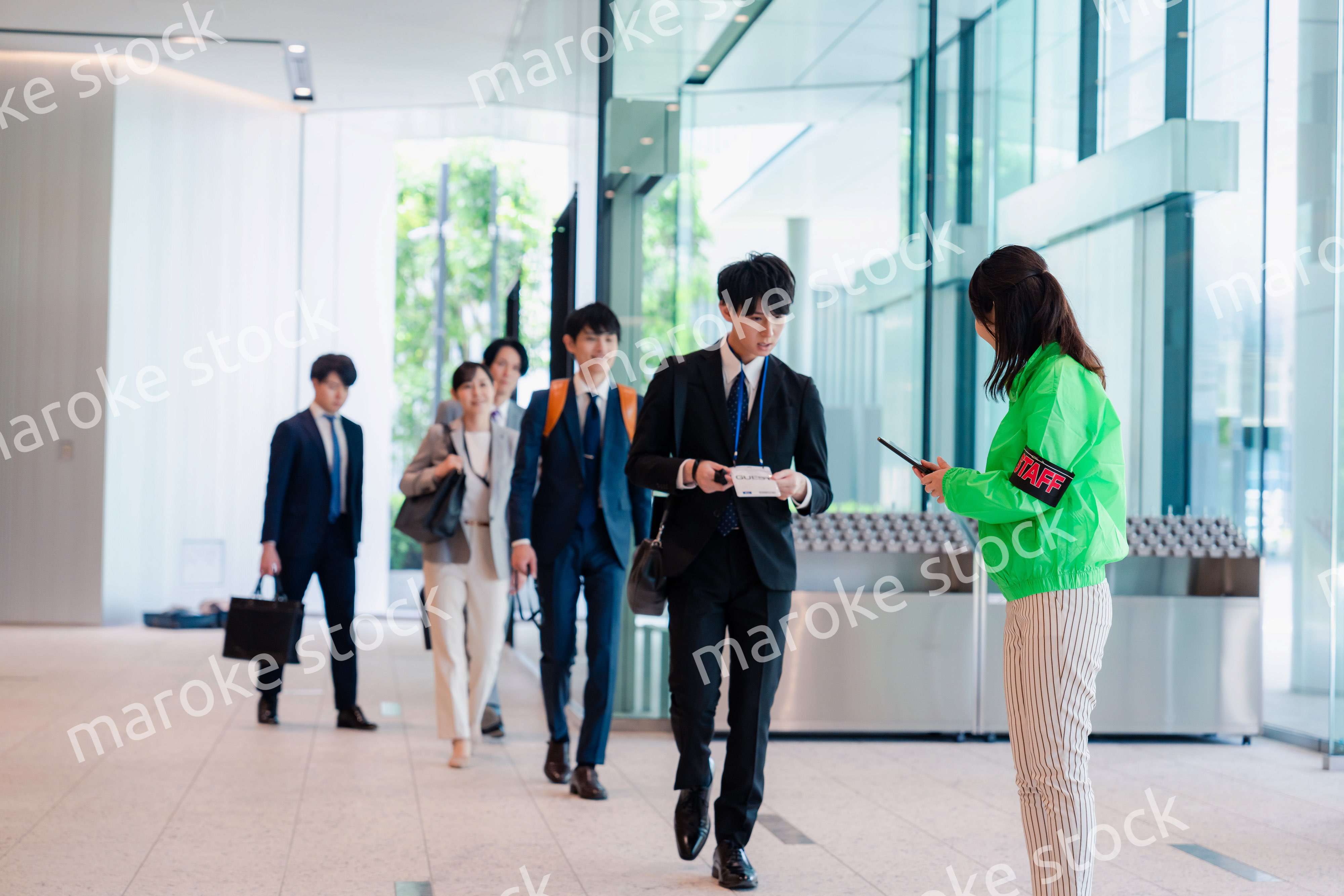 笑顔で対応をするイベントスタッフ