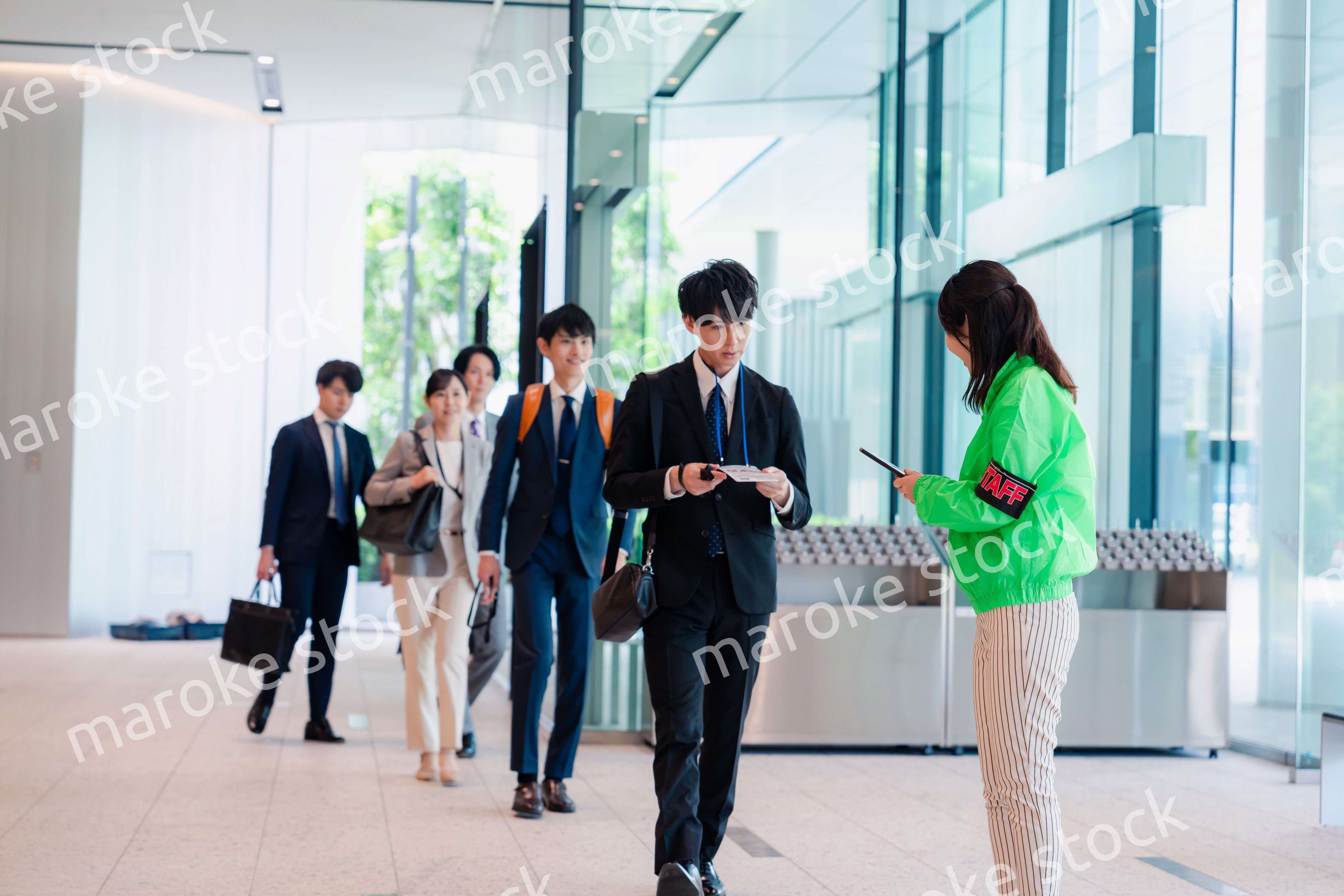 笑顔で対応をするイベントスタッフ