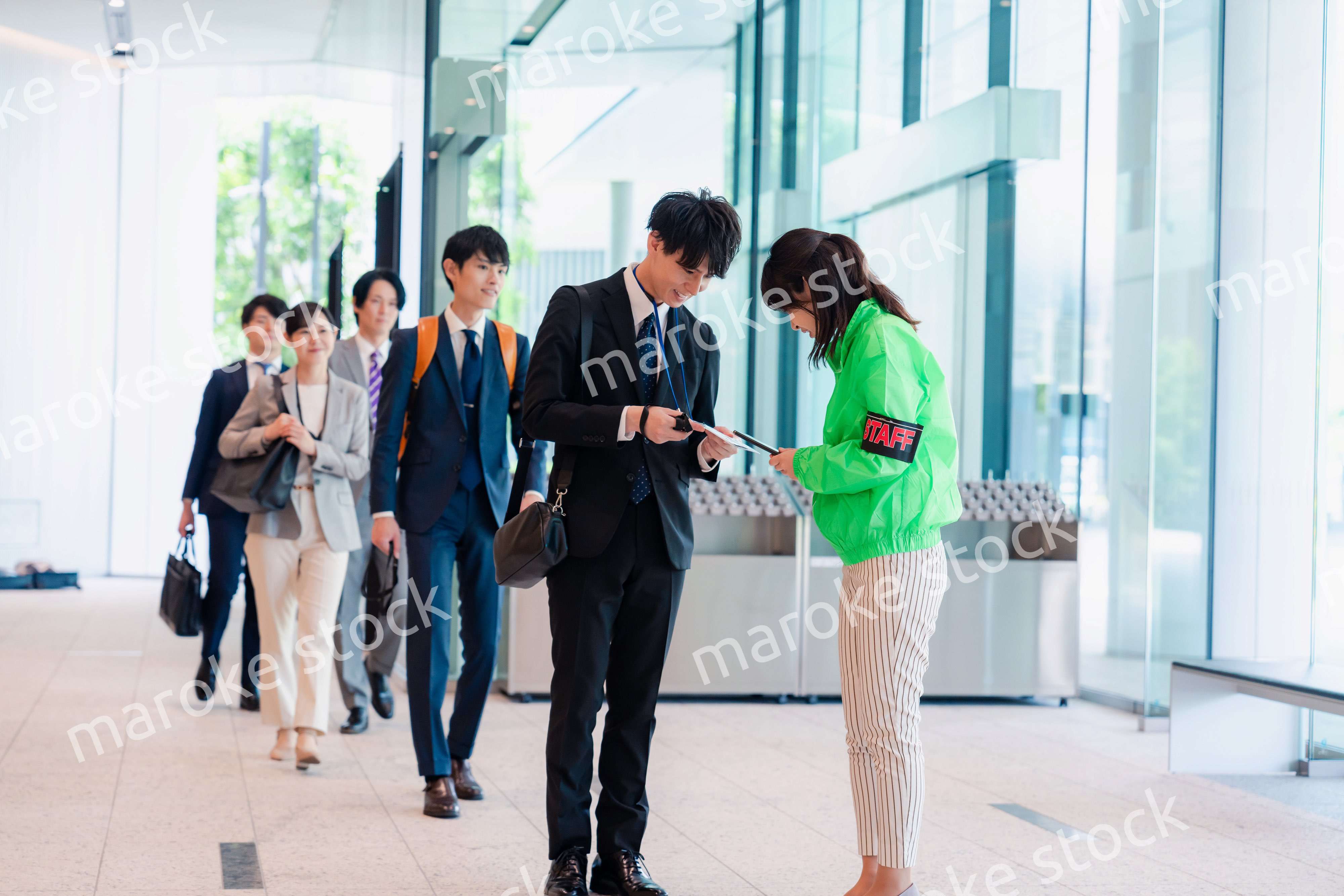 笑顔で対応をするイベントスタッフ