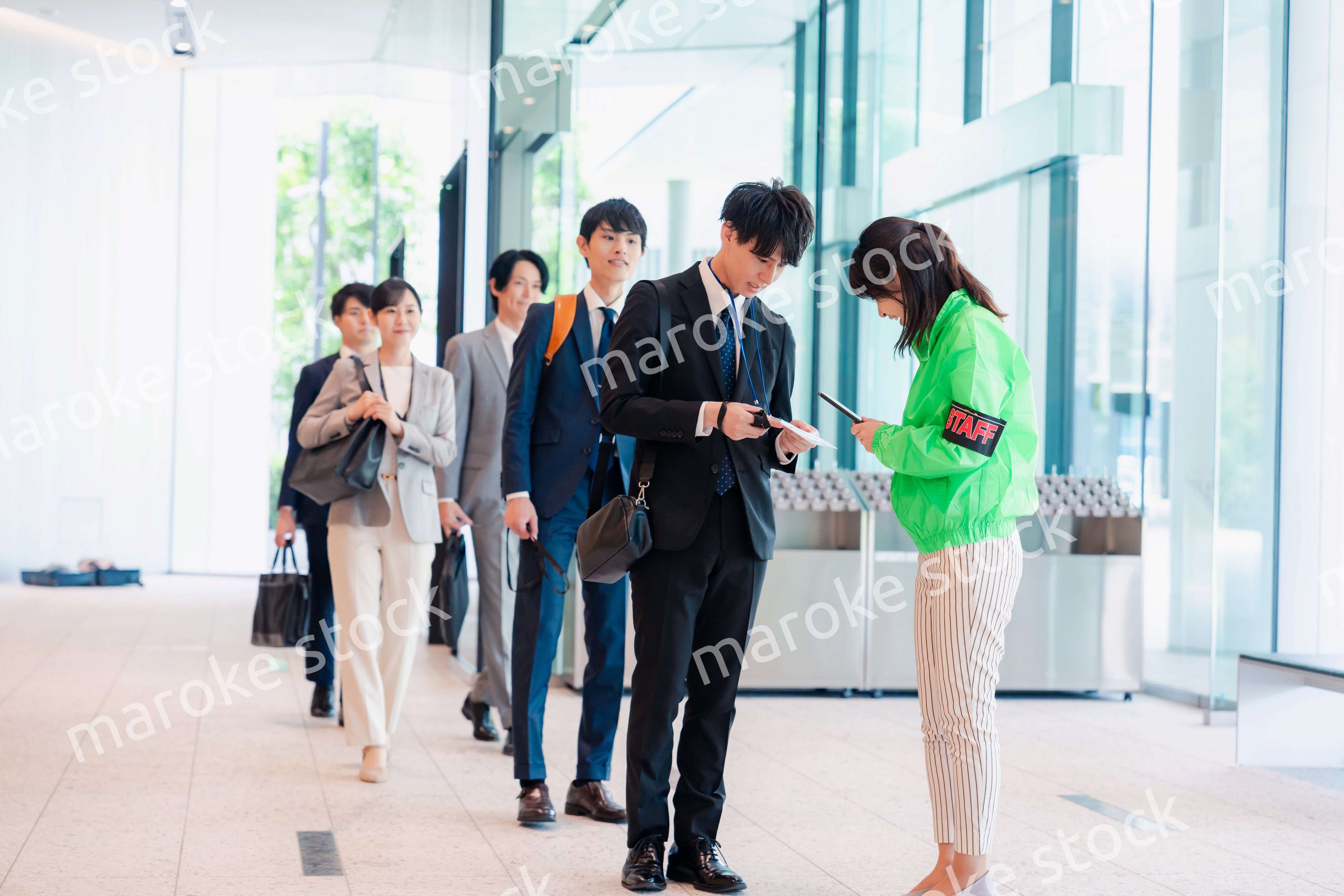 笑顔で対応をするイベントスタッフ