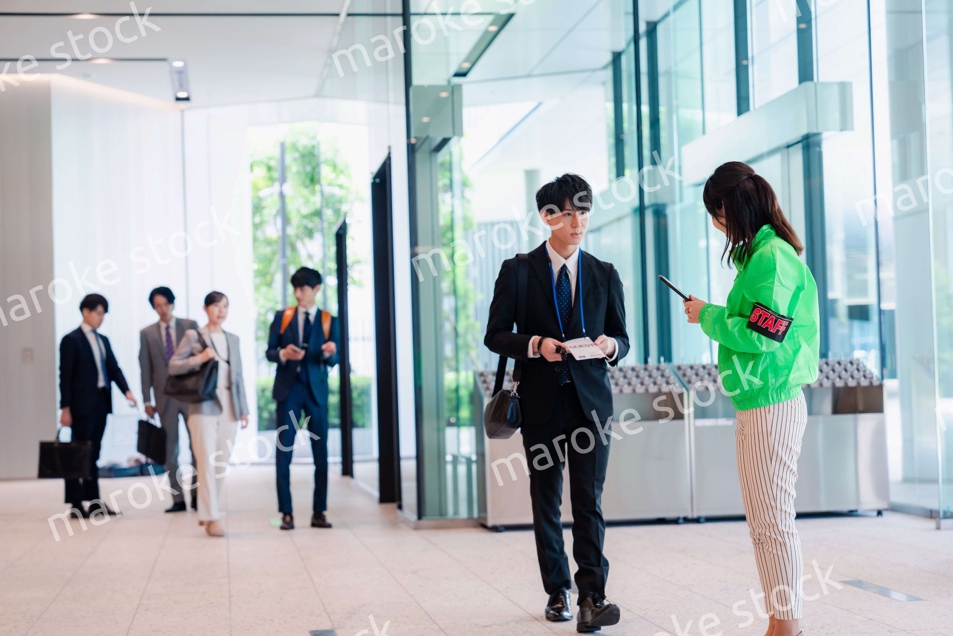 笑顔で対応をするイベントスタッフ