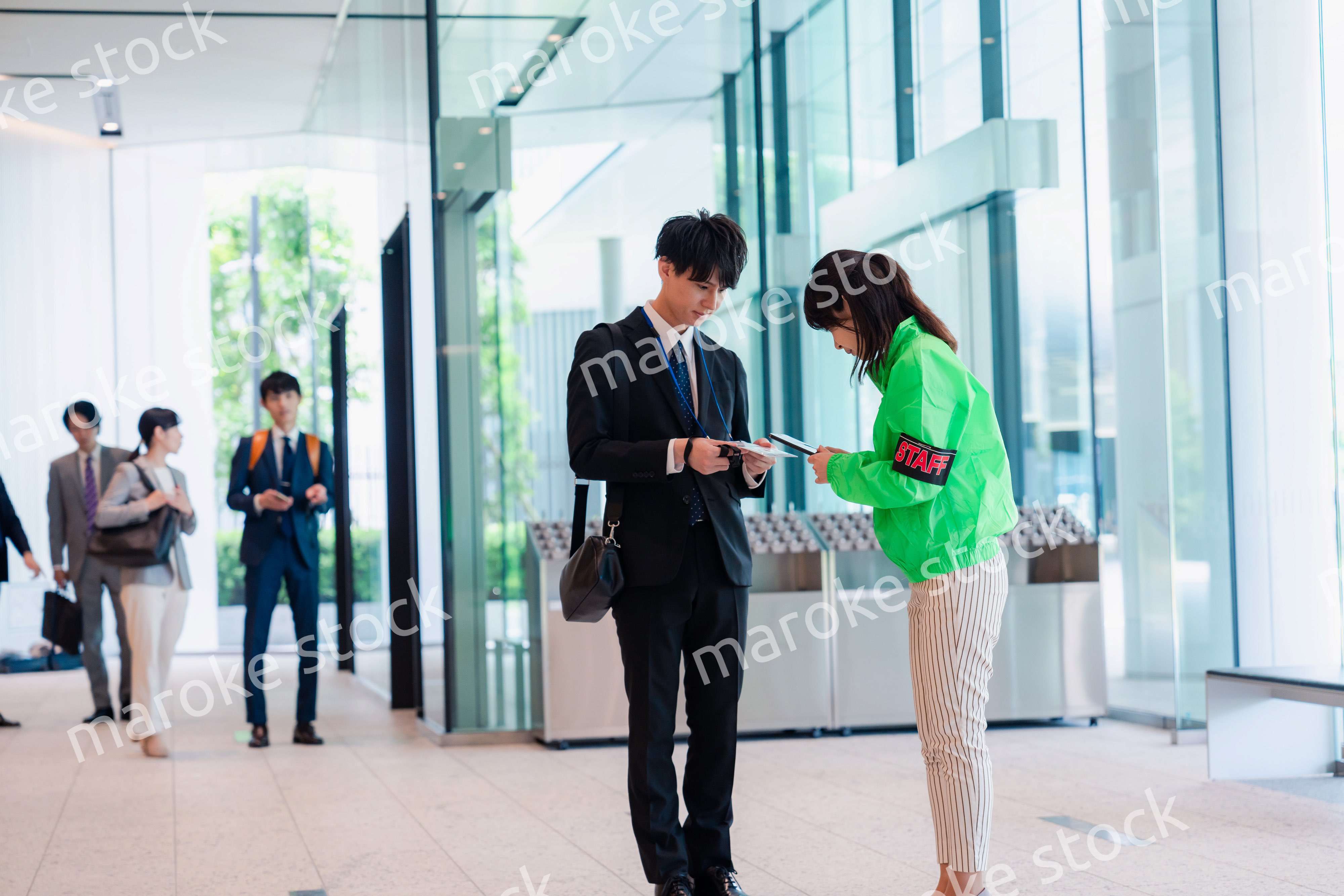 笑顔で対応をするイベントスタッフ