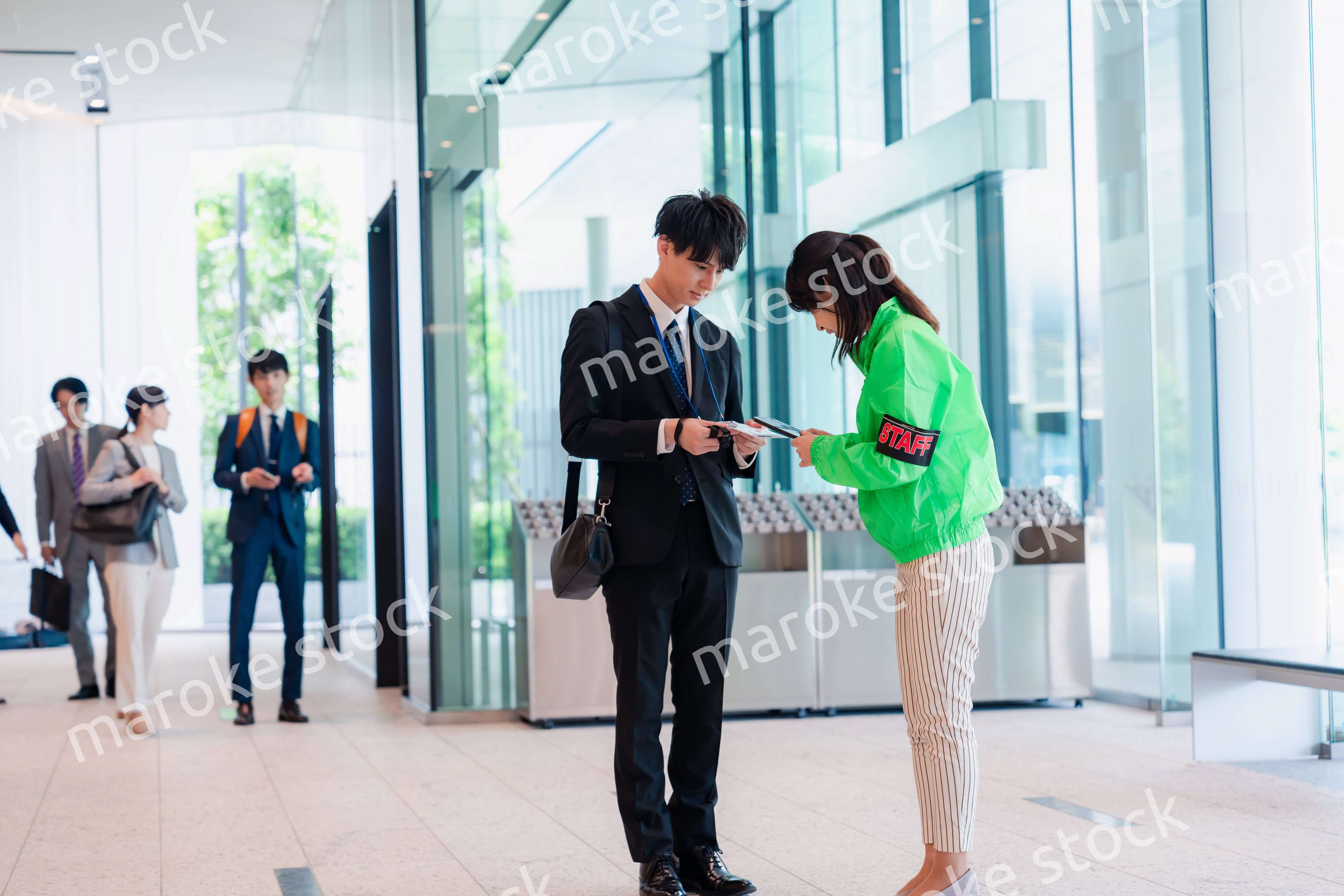 笑顔で対応をするイベントスタッフ