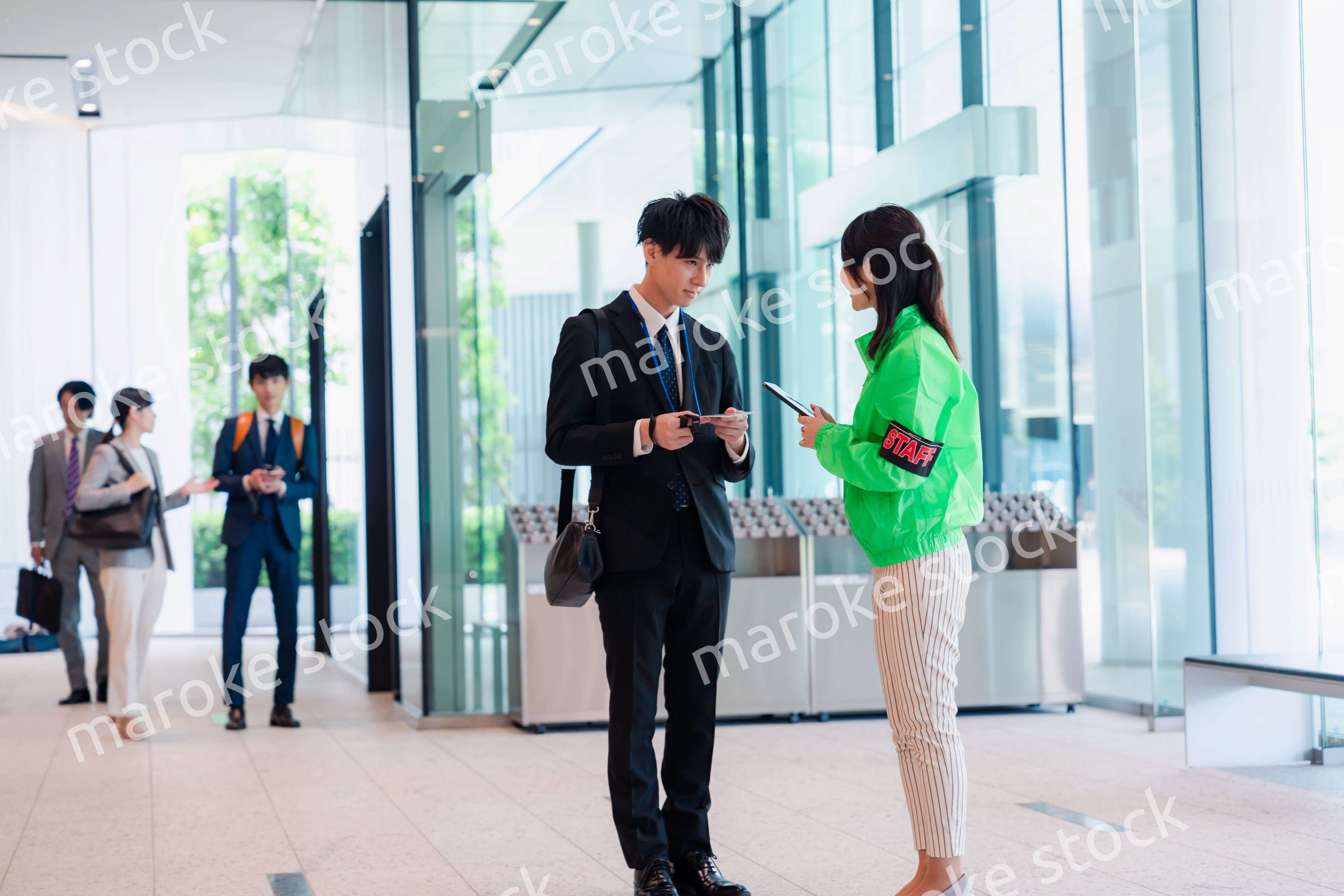 笑顔で対応をするイベントスタッフ