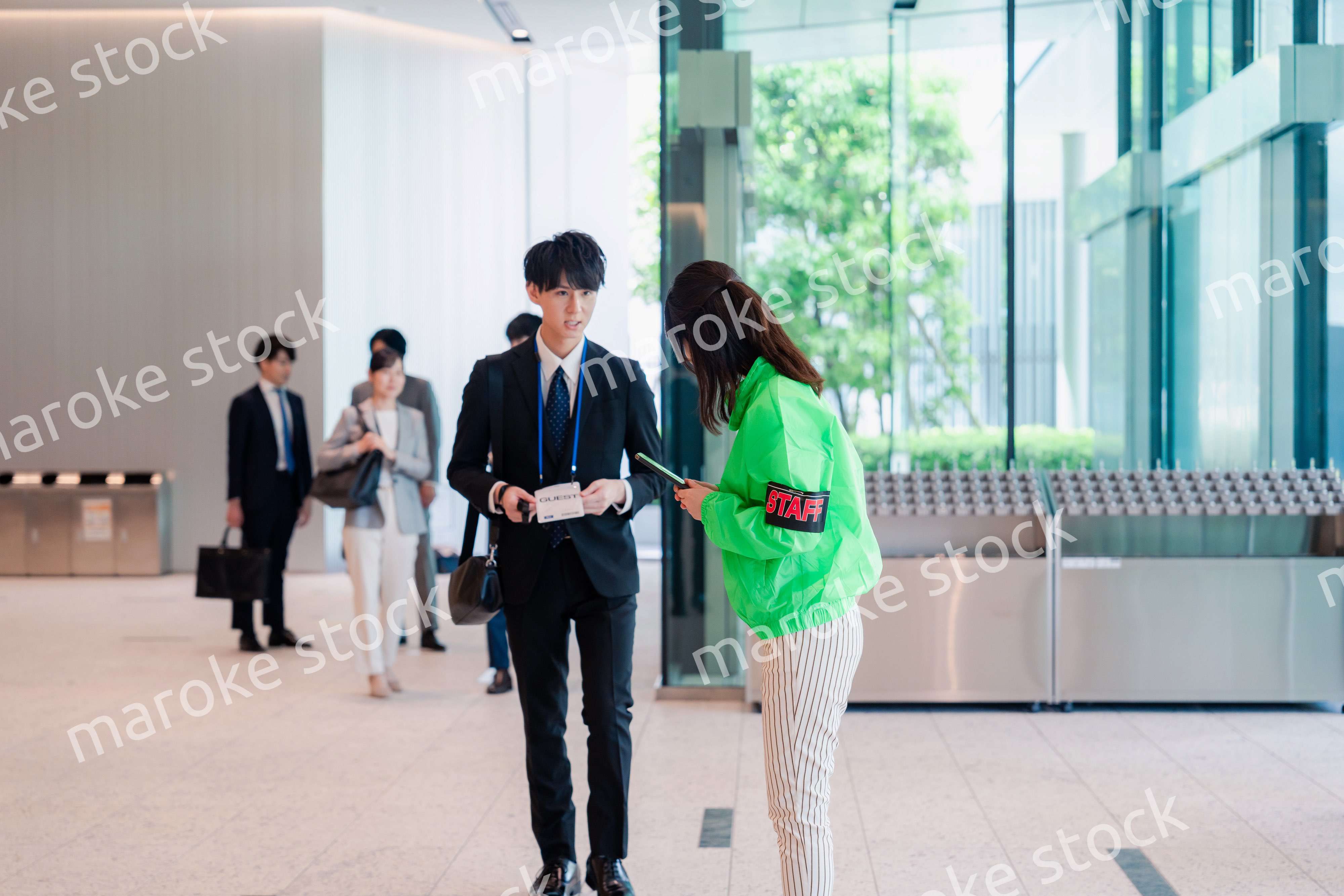 笑顔で対応をするイベントスタッフ