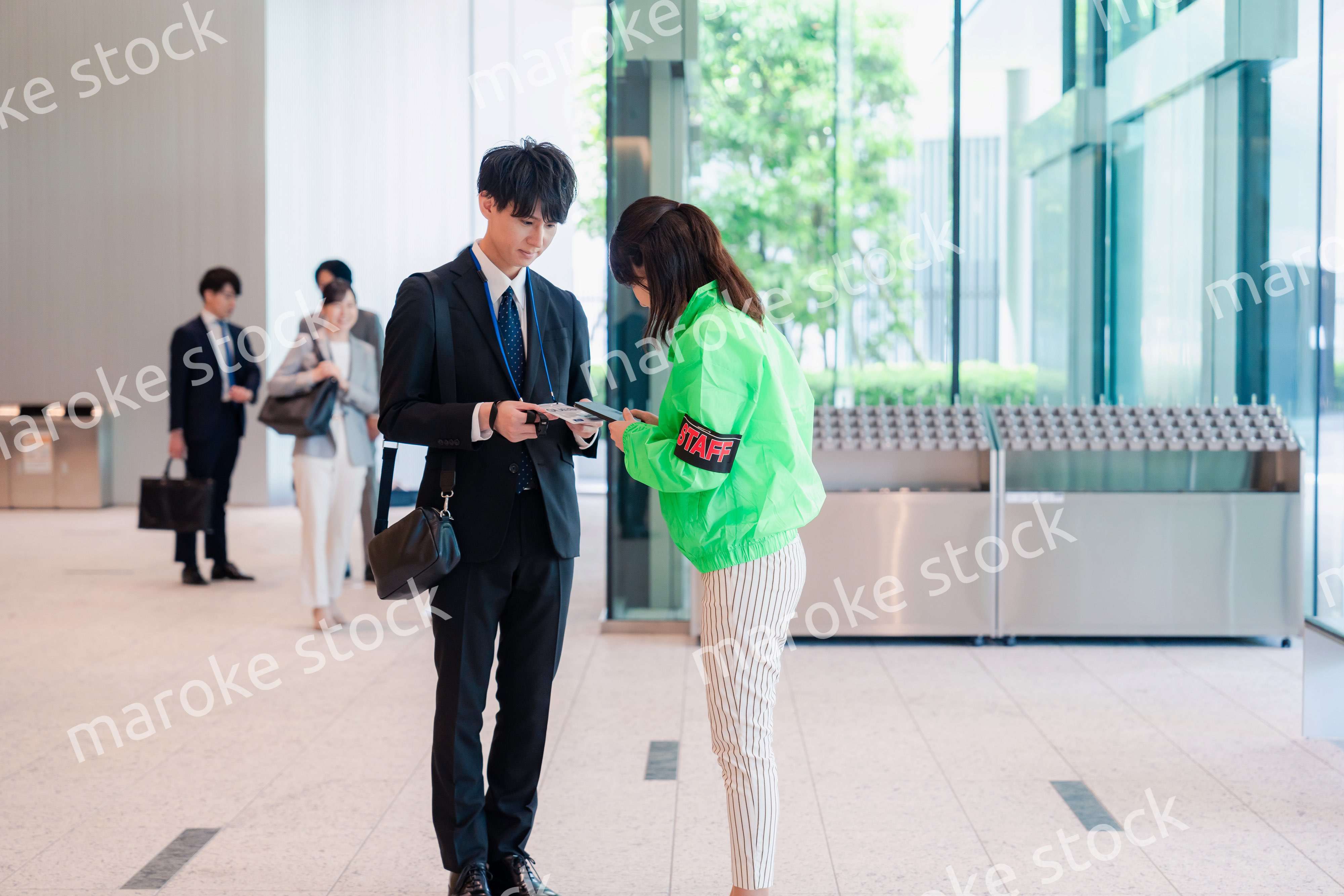 笑顔で対応をするイベントスタッフ