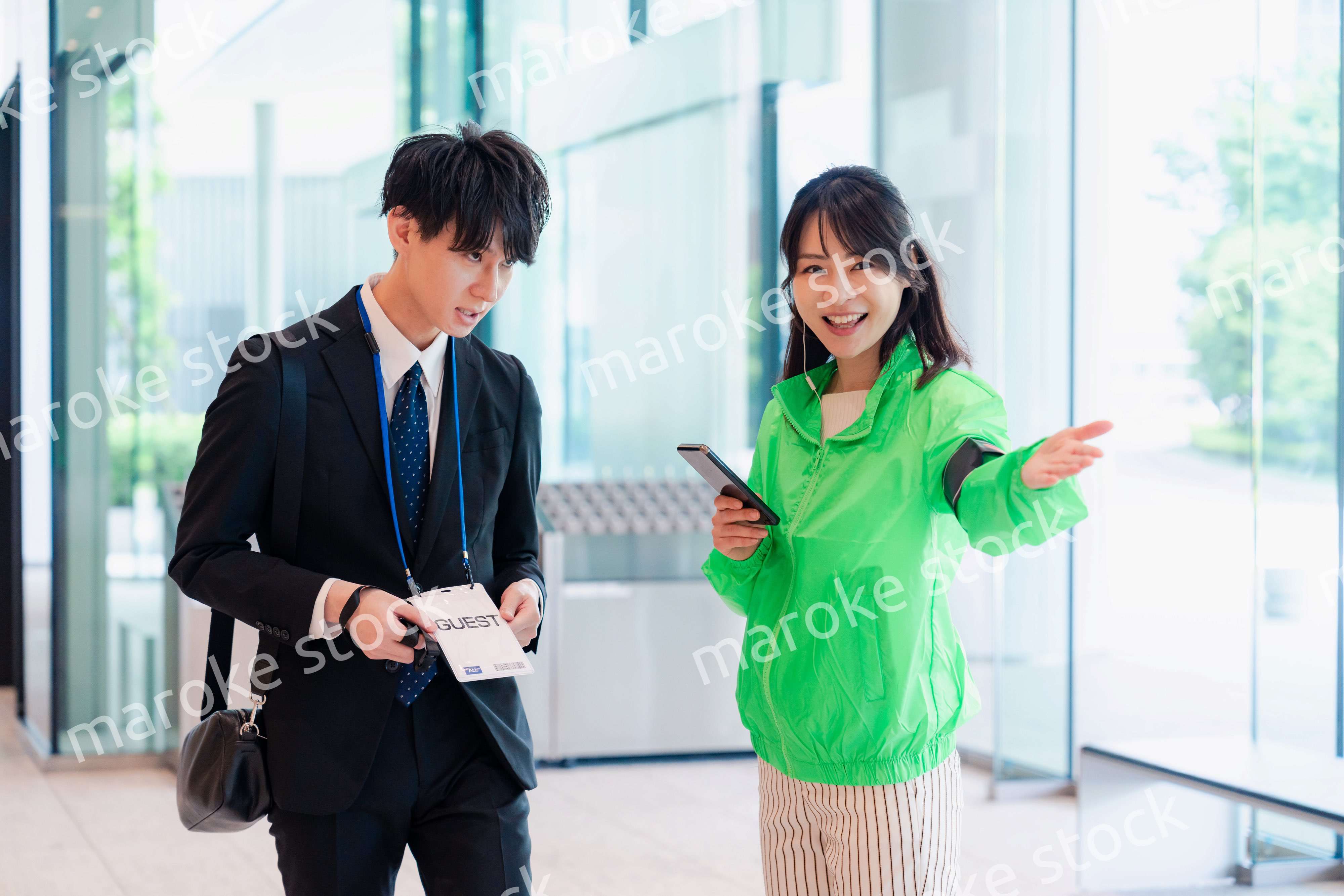 笑顔で対応をするイベントスタッフ