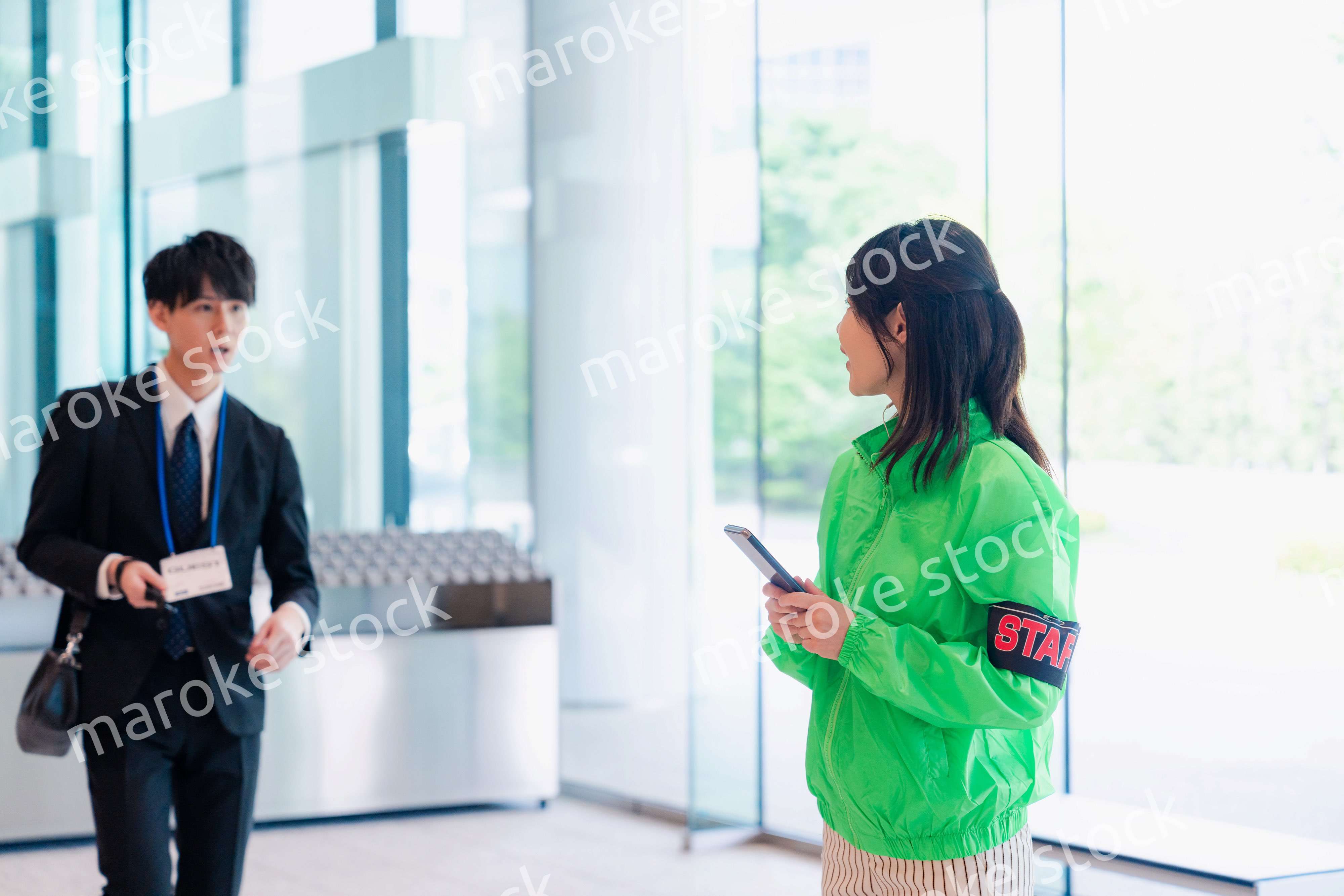 笑顔で対応をするイベントスタッフ