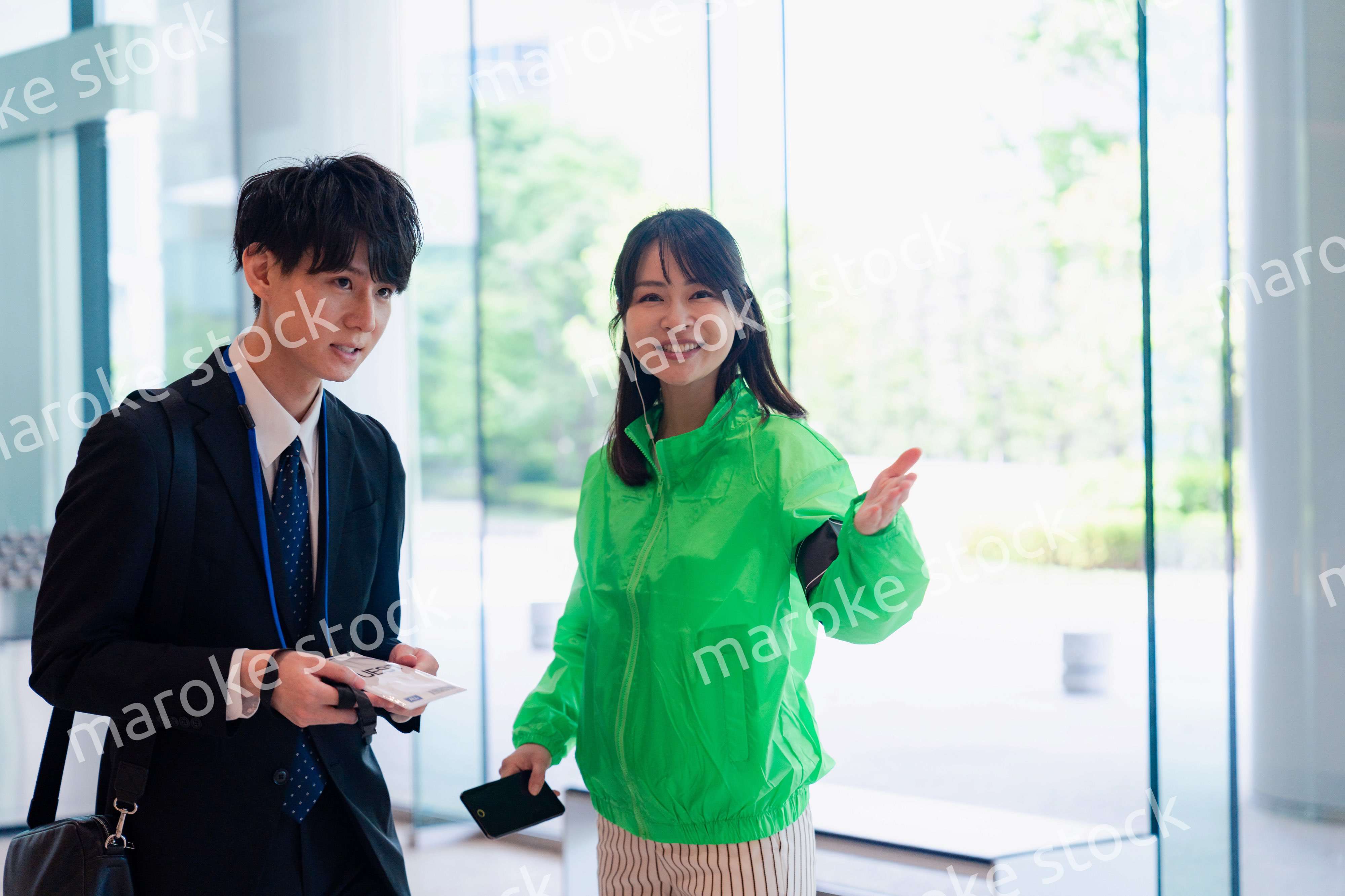 笑顔で対応をするイベントスタッフ