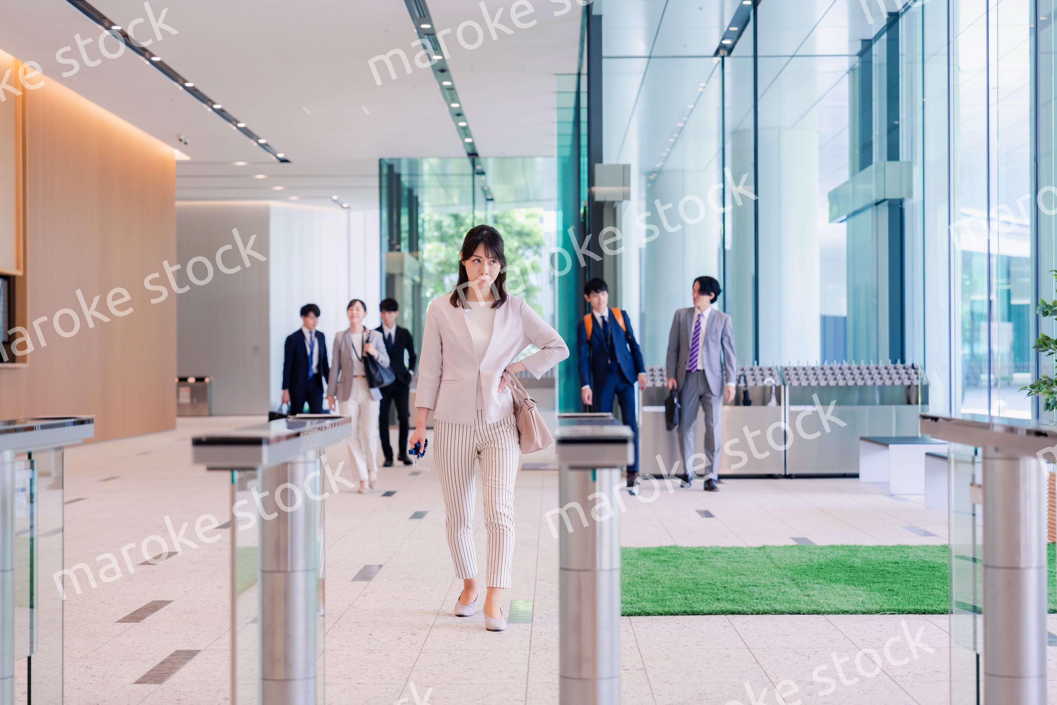 悲しい顔をしてオフィスに出社する女性