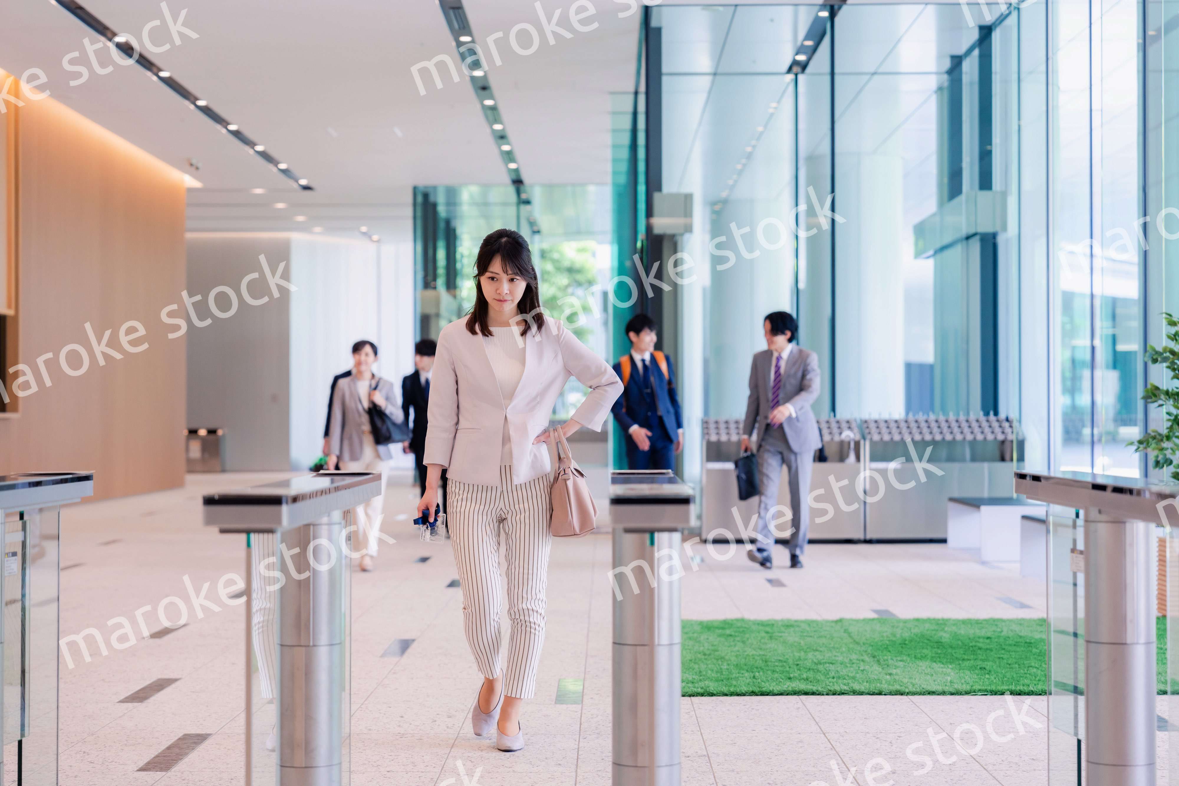 悲しい顔をしてオフィスに出社する女性