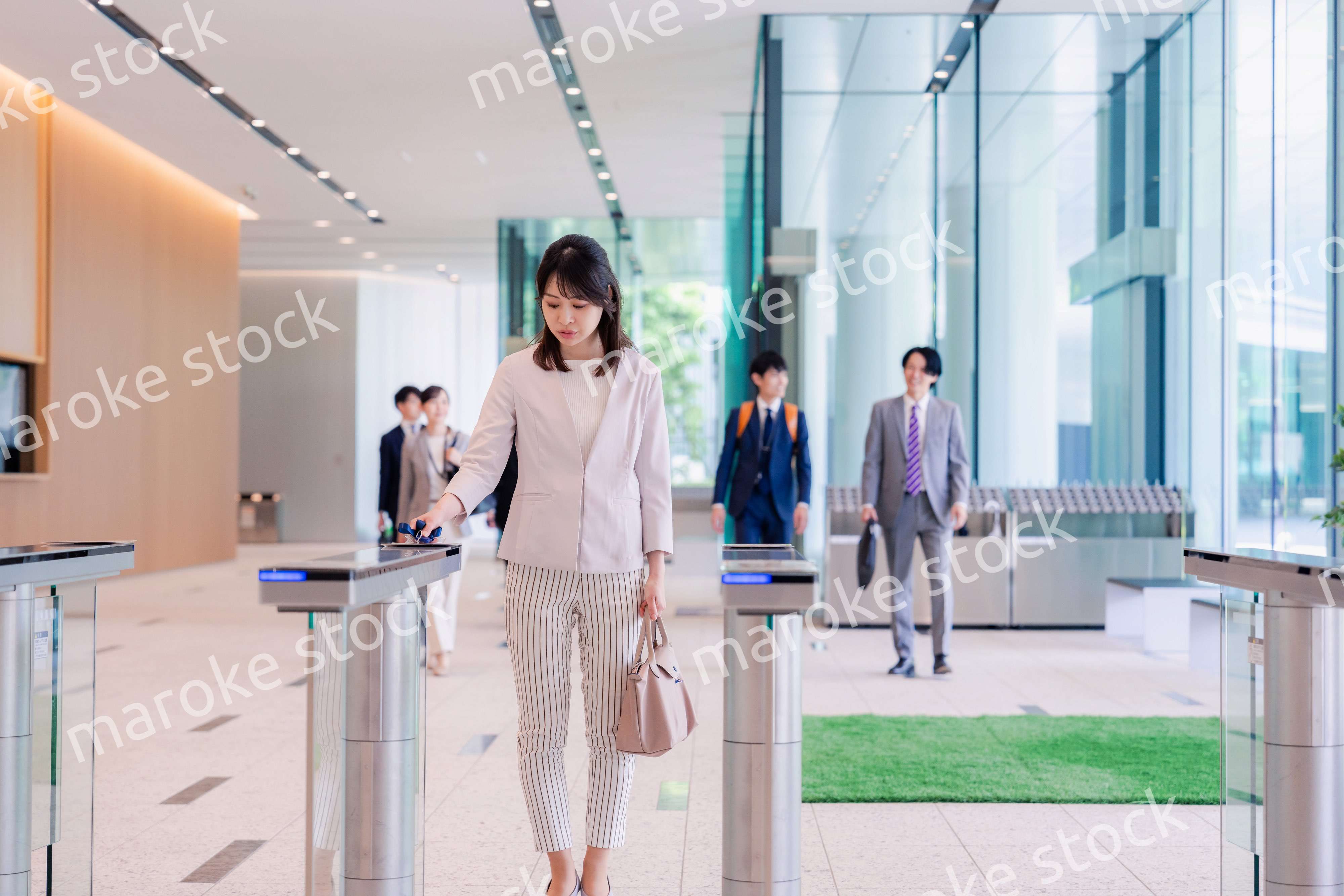 悲しい顔をしてオフィスに出社する女性