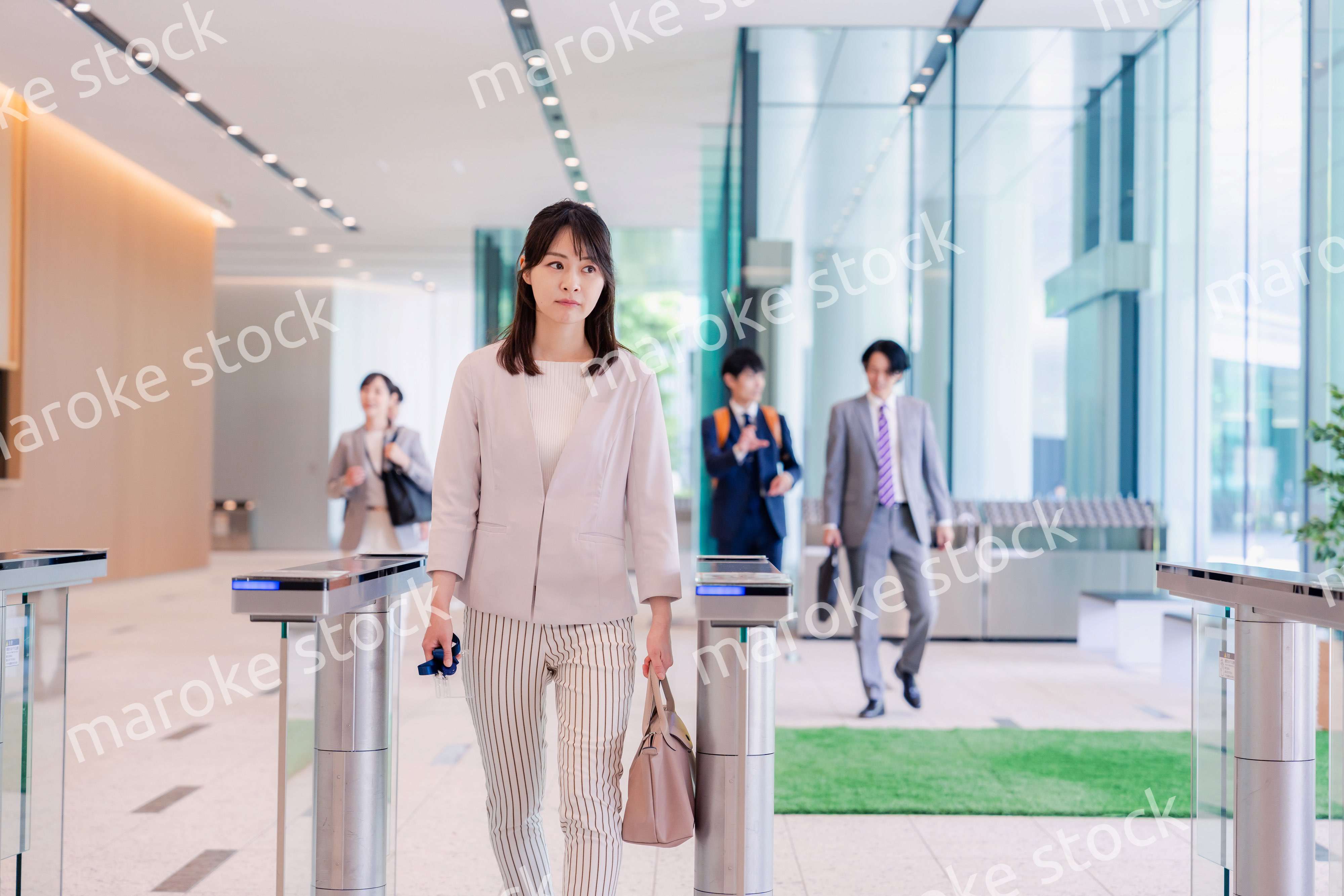 悲しい顔をしてオフィスに出社する女性