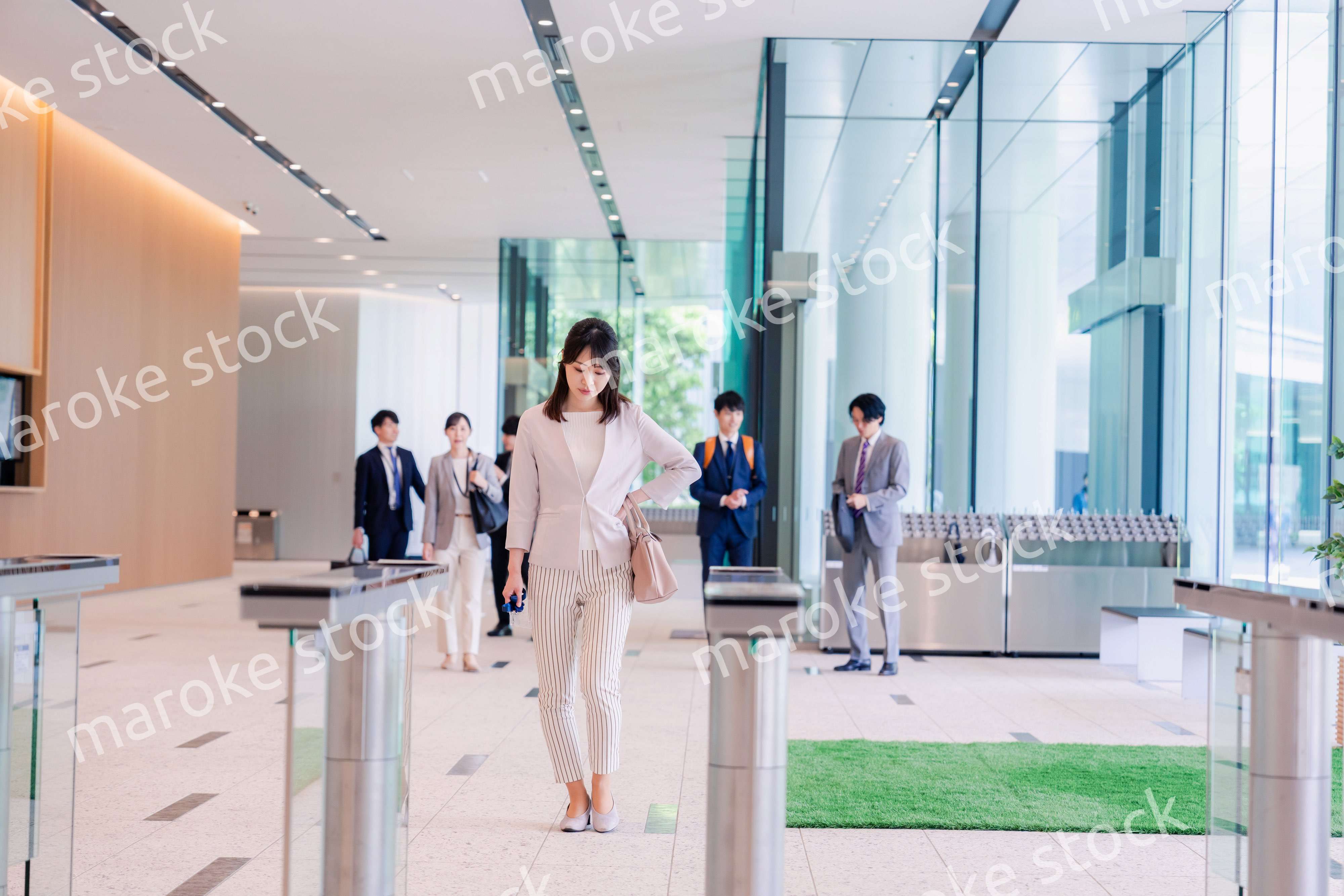 悲しい顔をしてオフィスに出社する女性