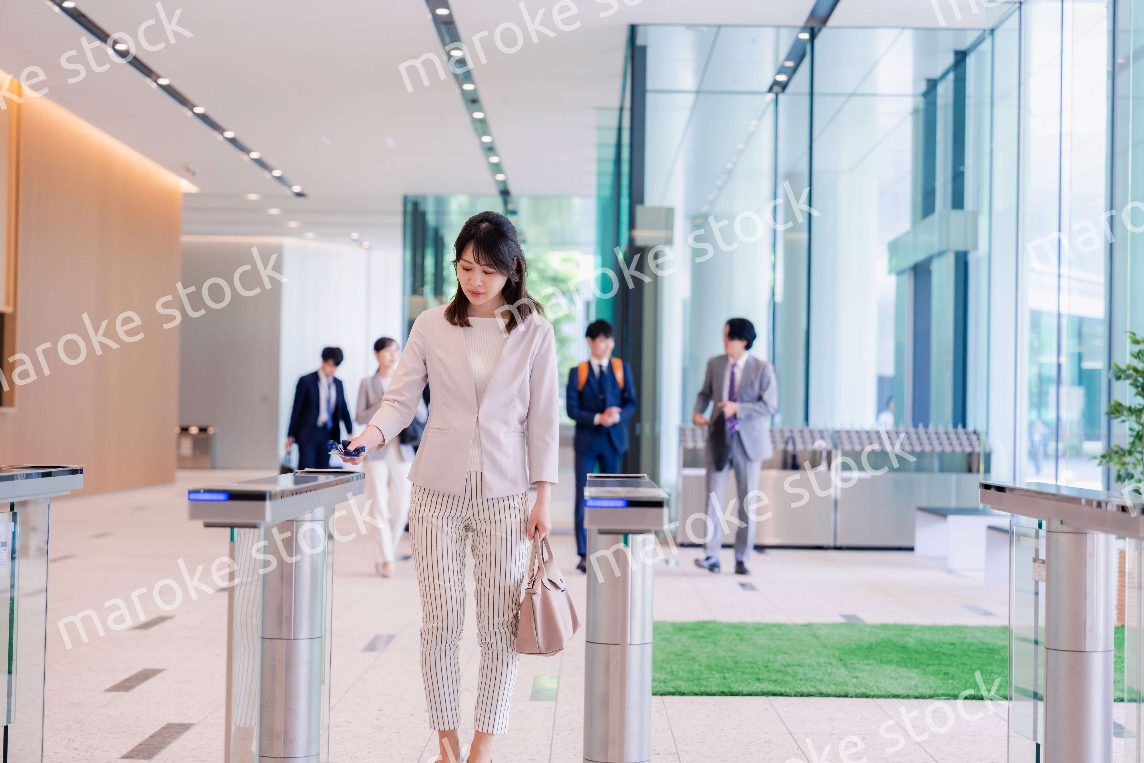 悲しい顔をしてオフィスに出社する女性