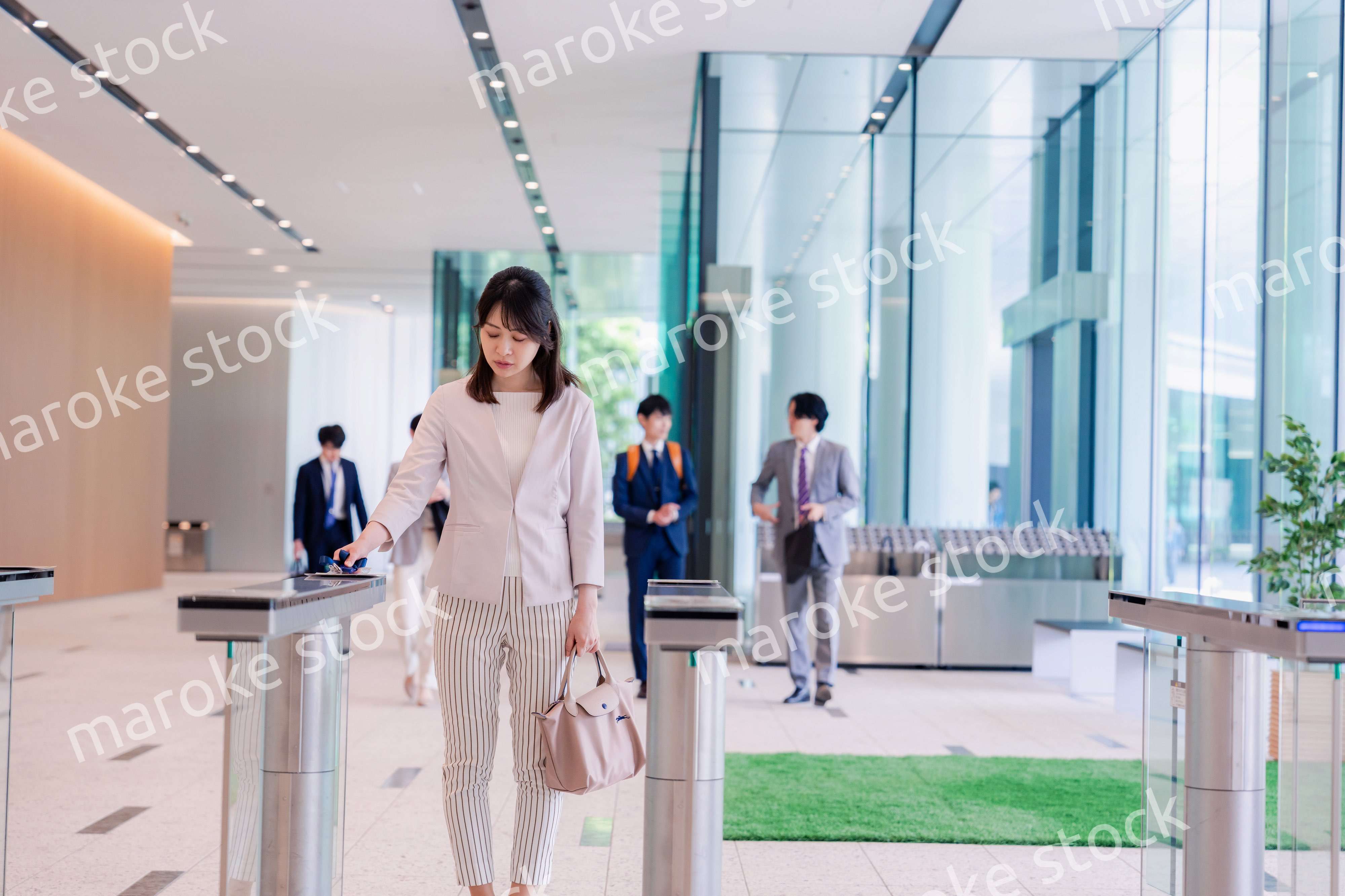 悲しい顔をしてオフィスに出社する女性