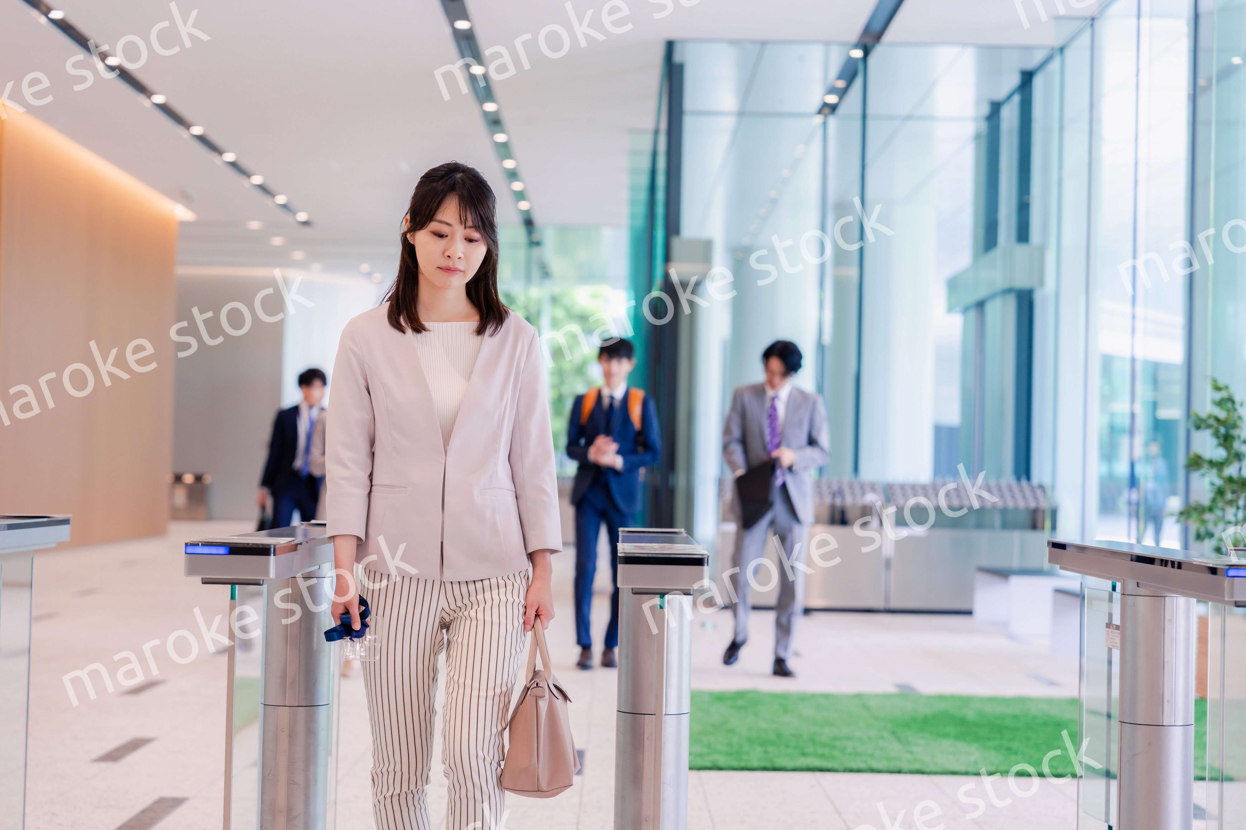 悲しい顔をしてオフィスに出社する女性