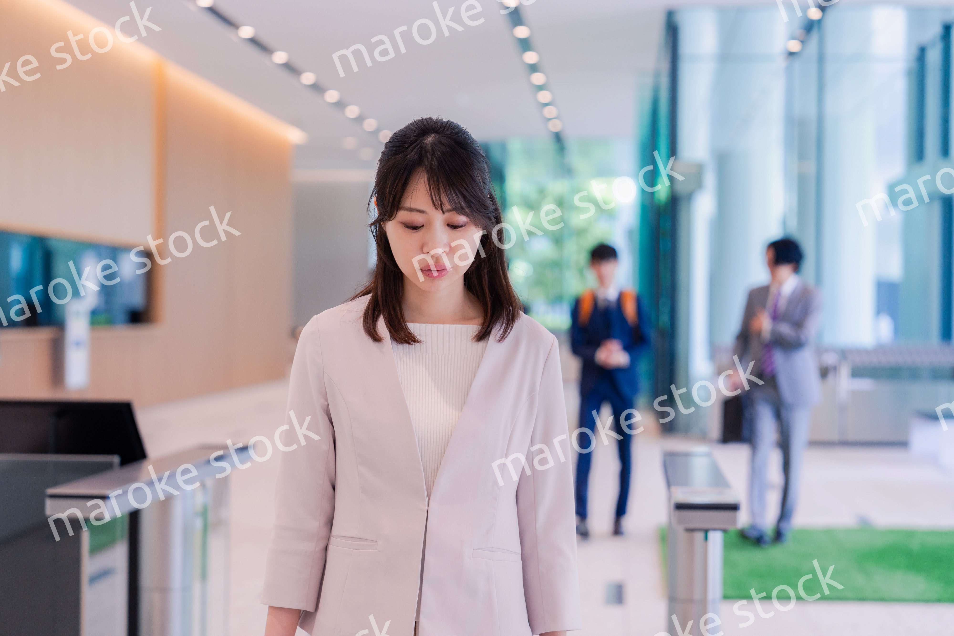 悲しい顔をしてオフィスに出社する女性