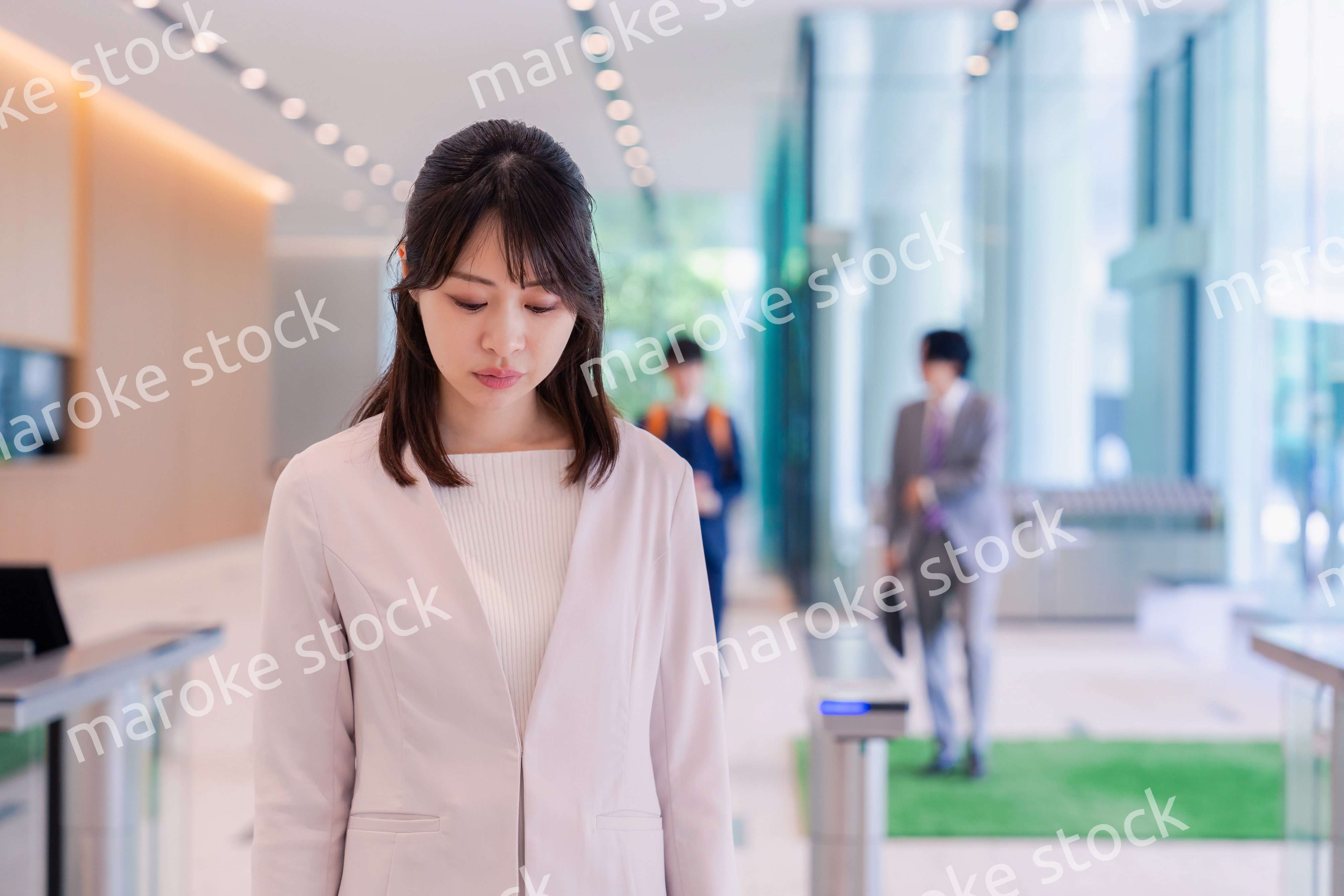 悲しい顔をしてオフィスに出社する女性