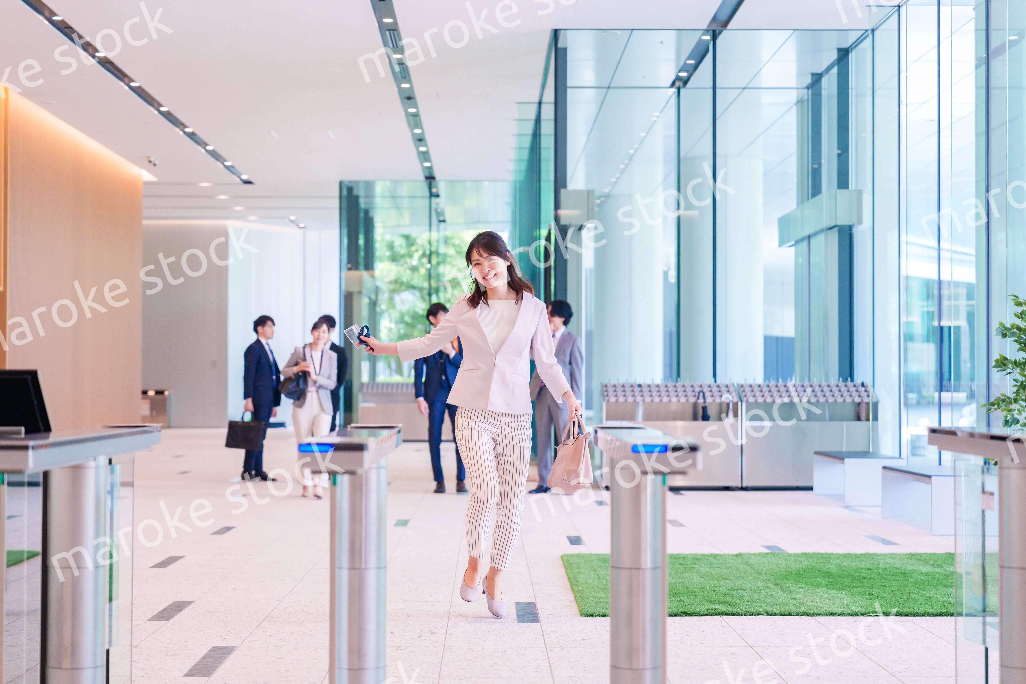 ウキウキして会社に出社する若いビジネスウーマン