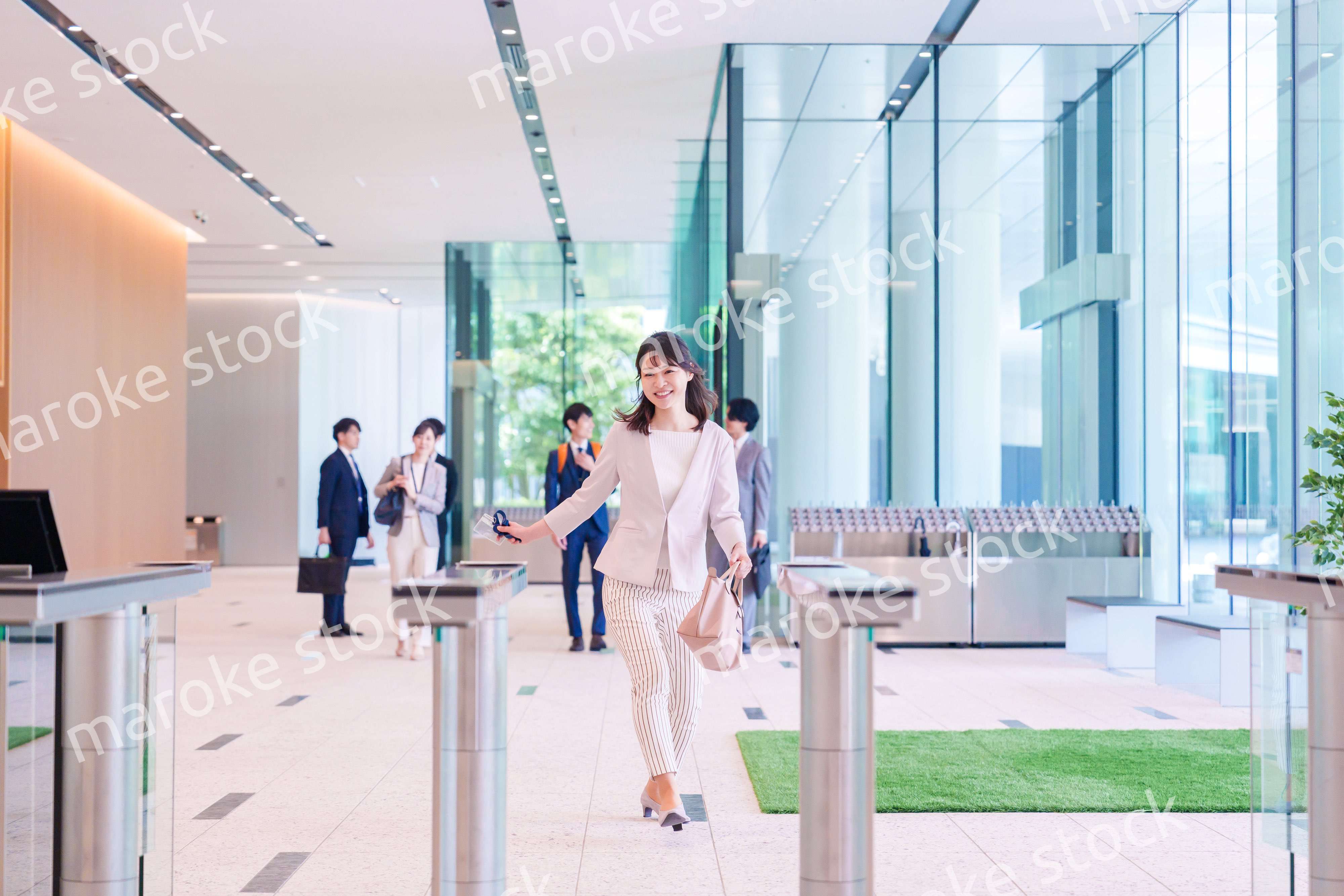 ウキウキして会社に出社する若いビジネスウーマン