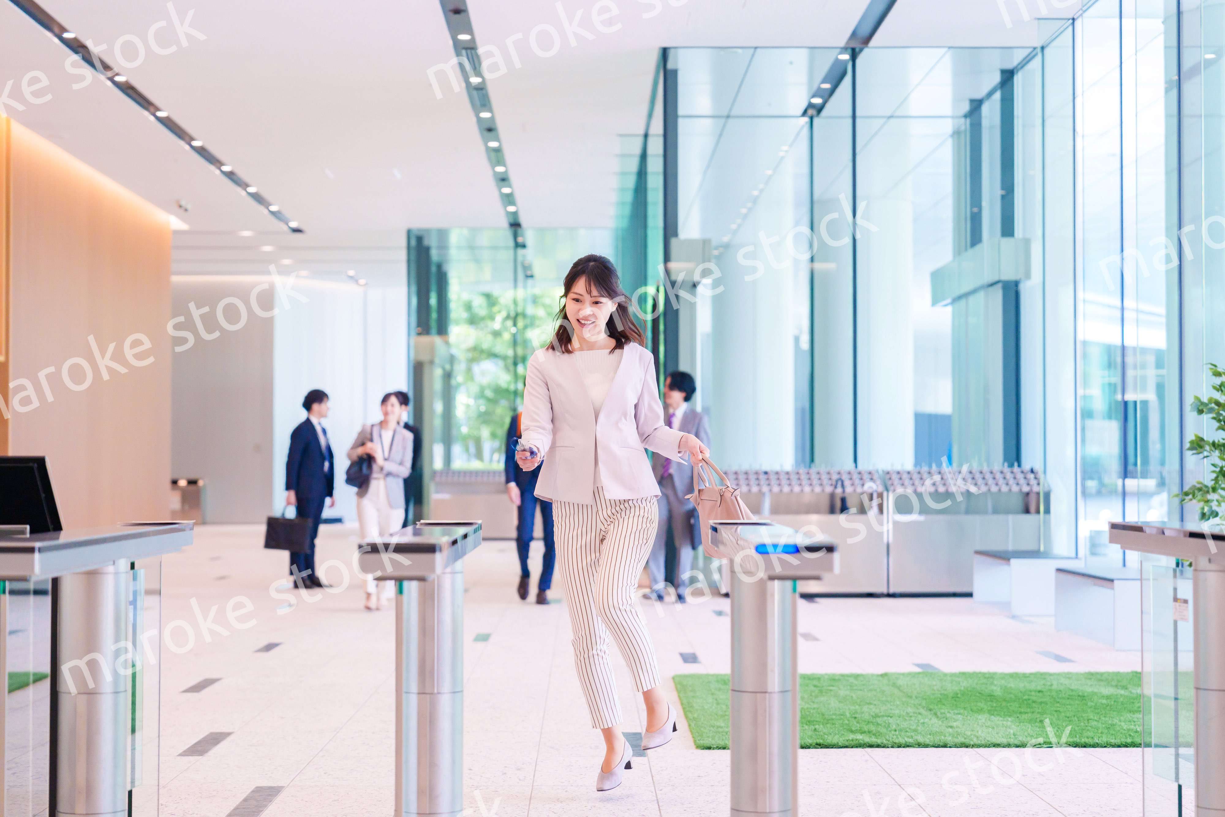 ウキウキして会社に出社する若いビジネスウーマン