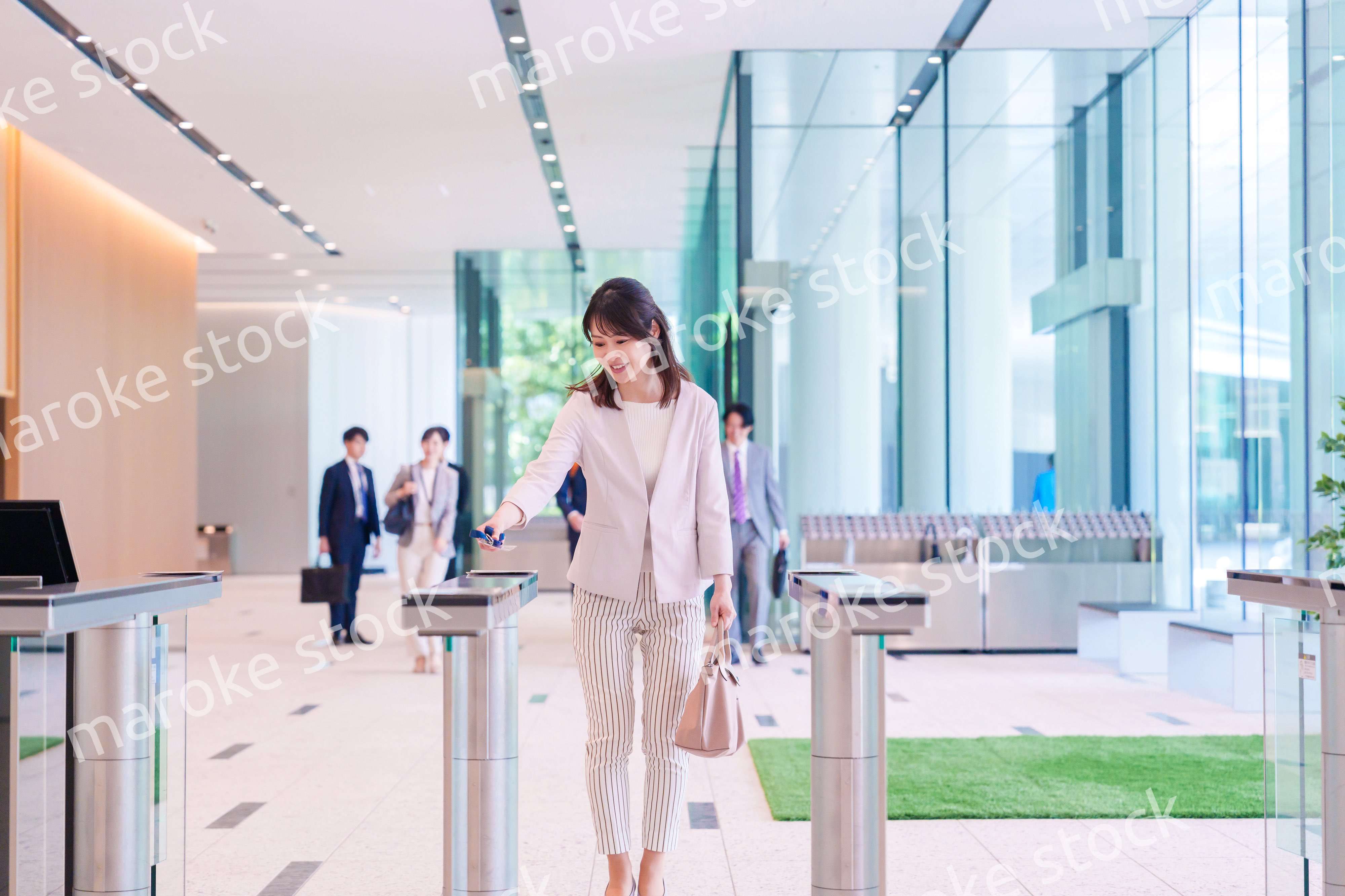 ウキウキして会社に出社する若いビジネスウーマン