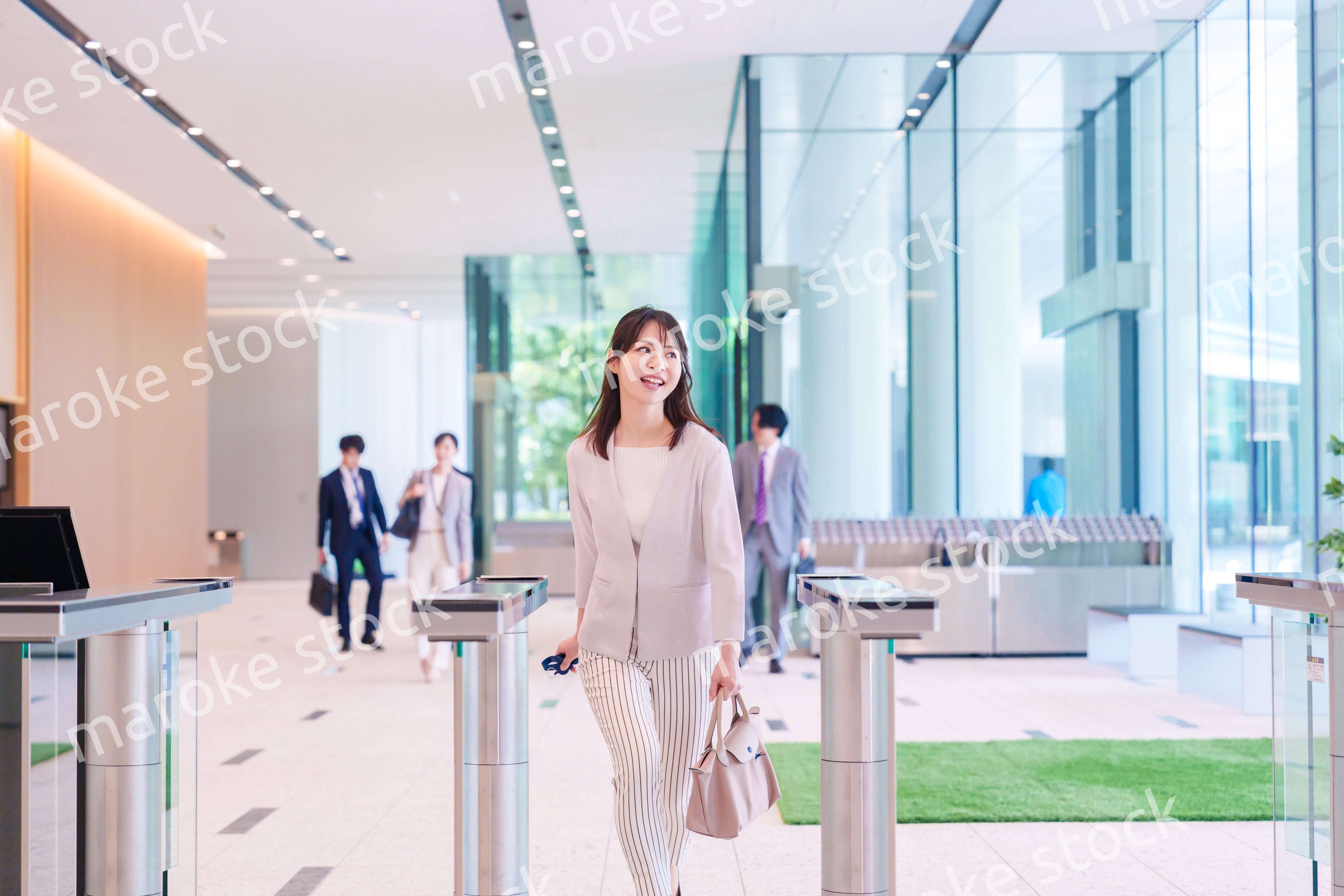 ウキウキして会社に出社する若いビジネスウーマン