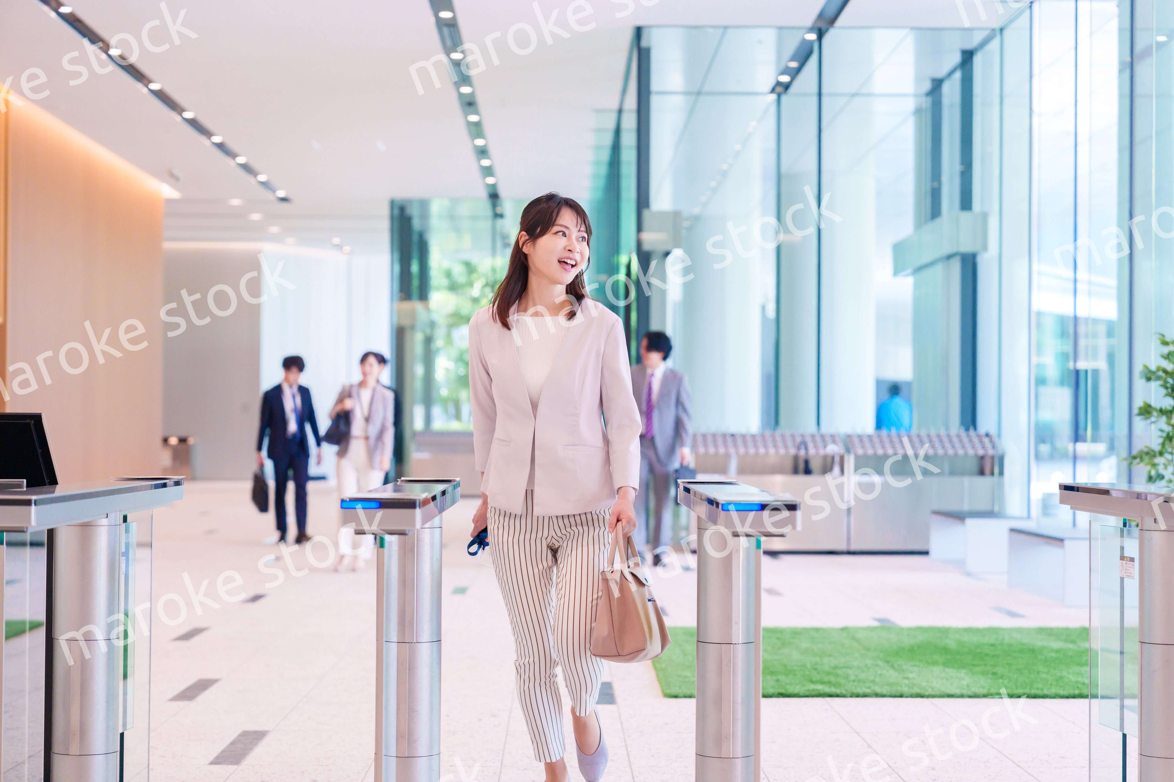 ウキウキして会社に出社する若いビジネスウーマン