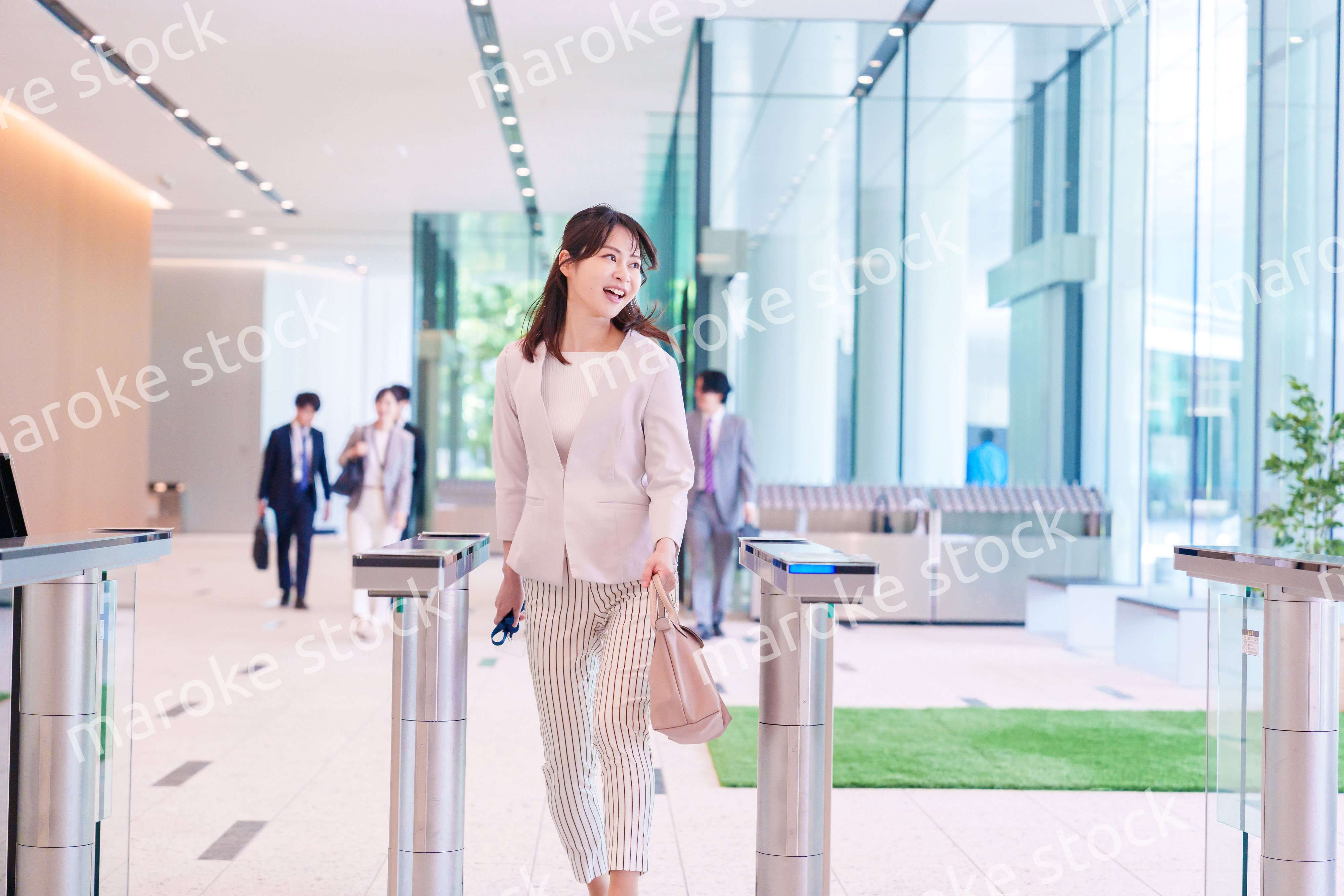 ウキウキして会社に出社する若いビジネスウーマン