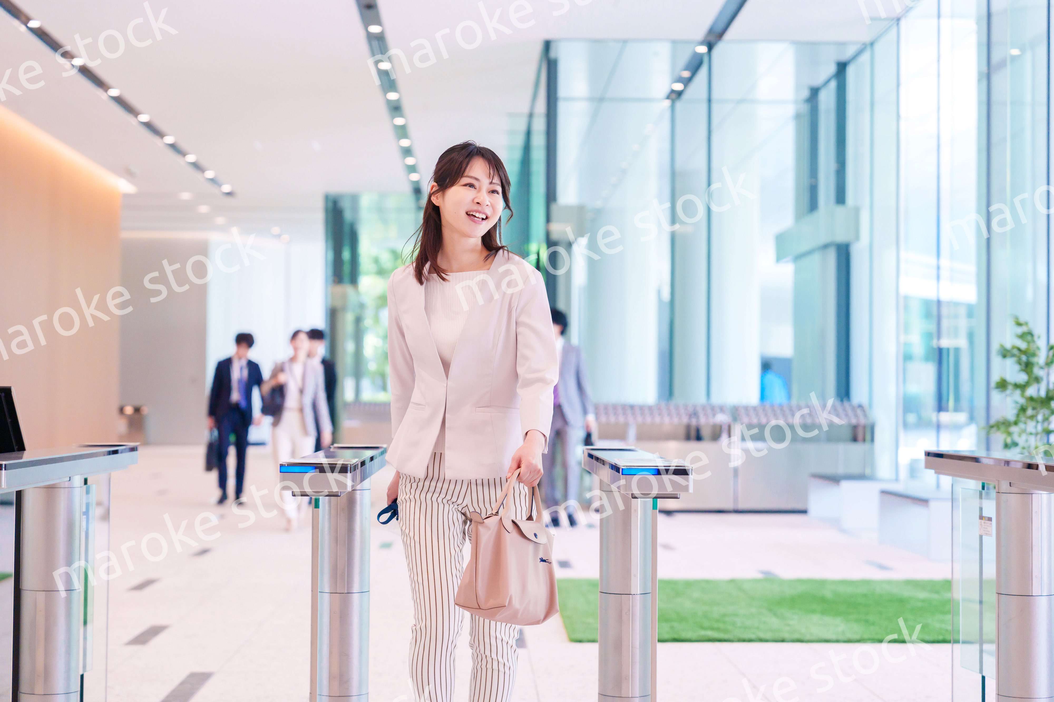 ウキウキして会社に出社する若いビジネスウーマン