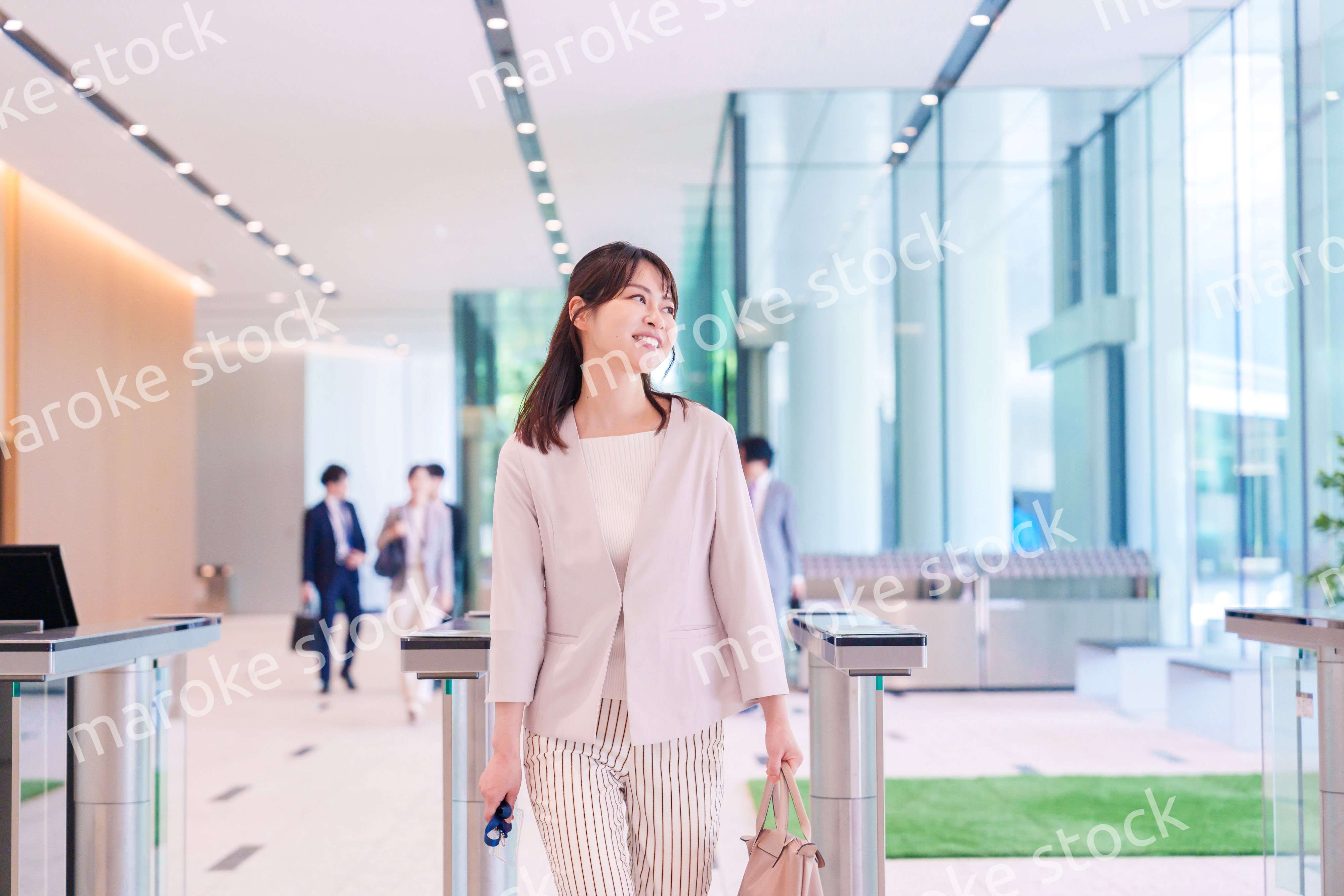 ウキウキして会社に出社する若いビジネスウーマン