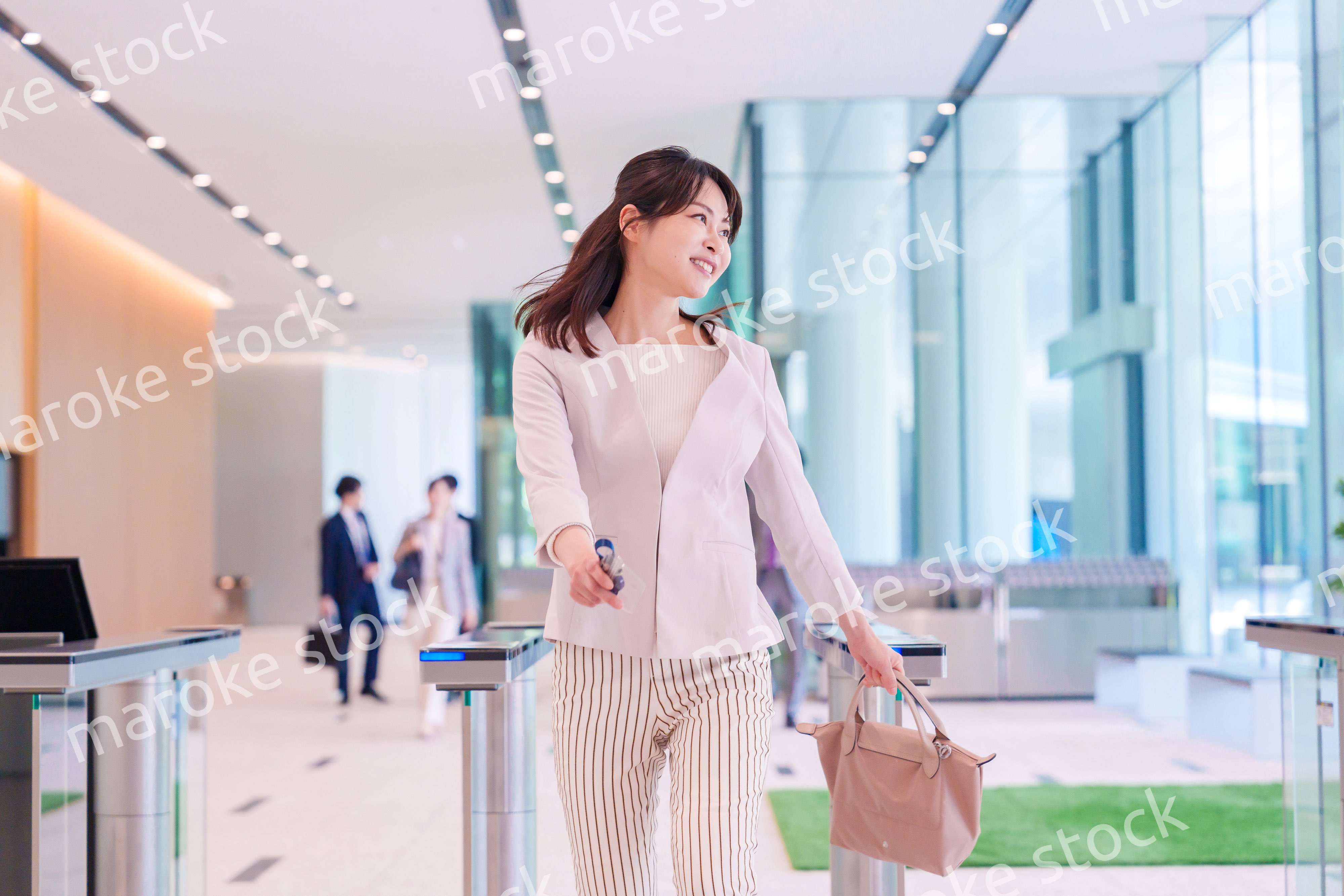 ウキウキして会社に出社する若いビジネスウーマン