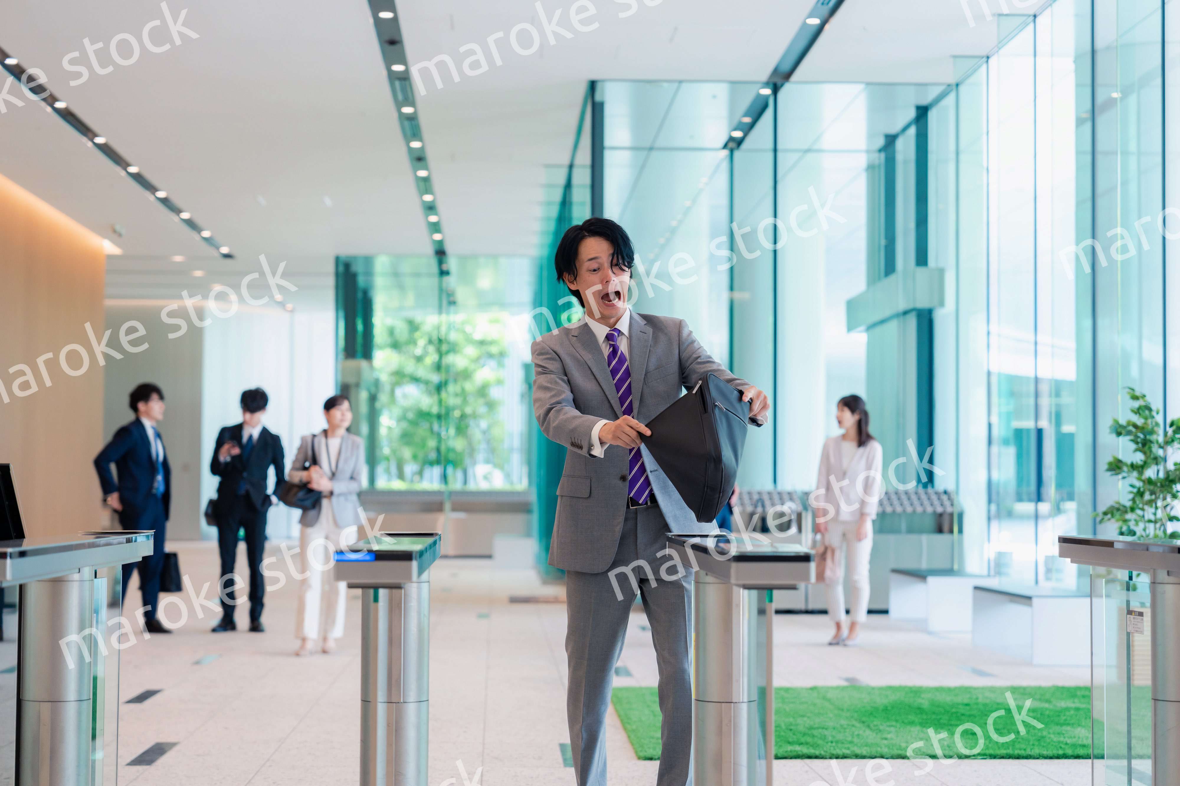 社員証を忘れて焦るビジネスマン