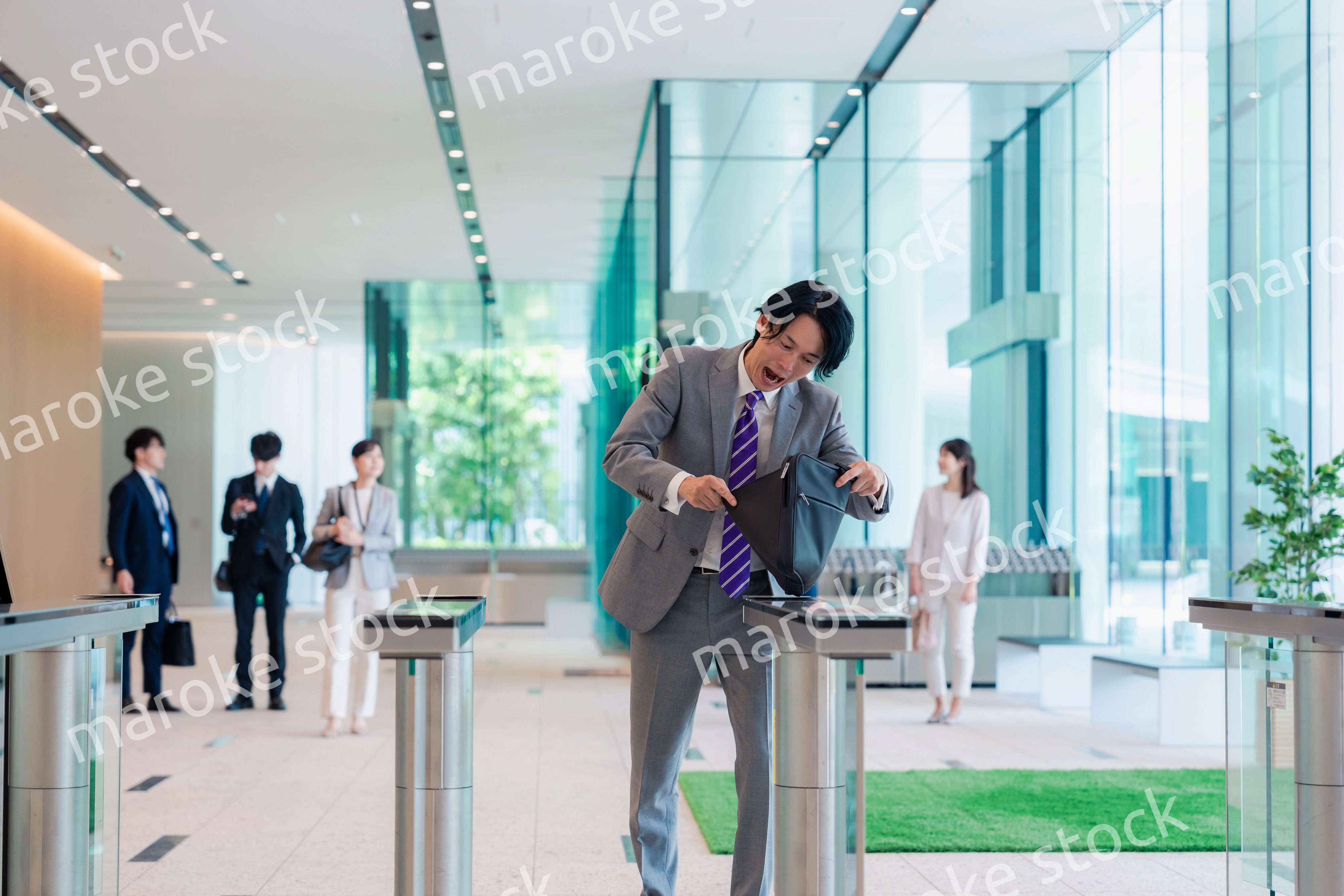 社員証を忘れて焦るビジネスマン