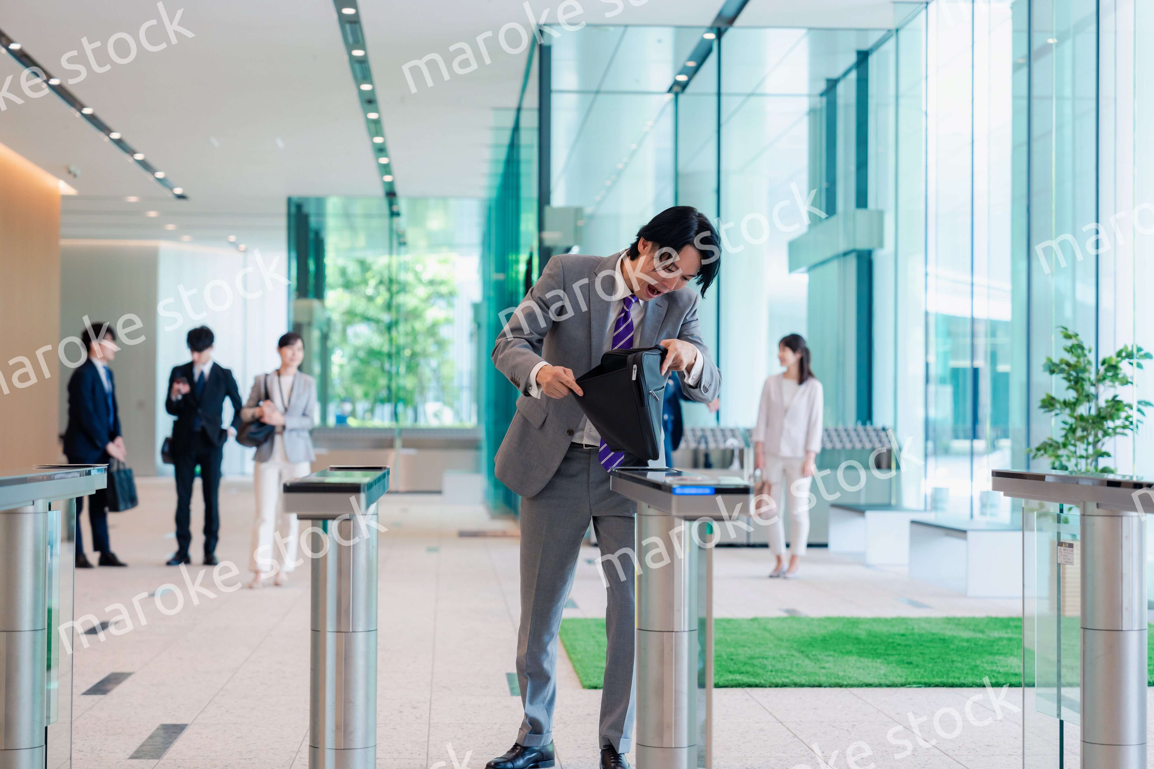 社員証を忘れて焦るビジネスマン