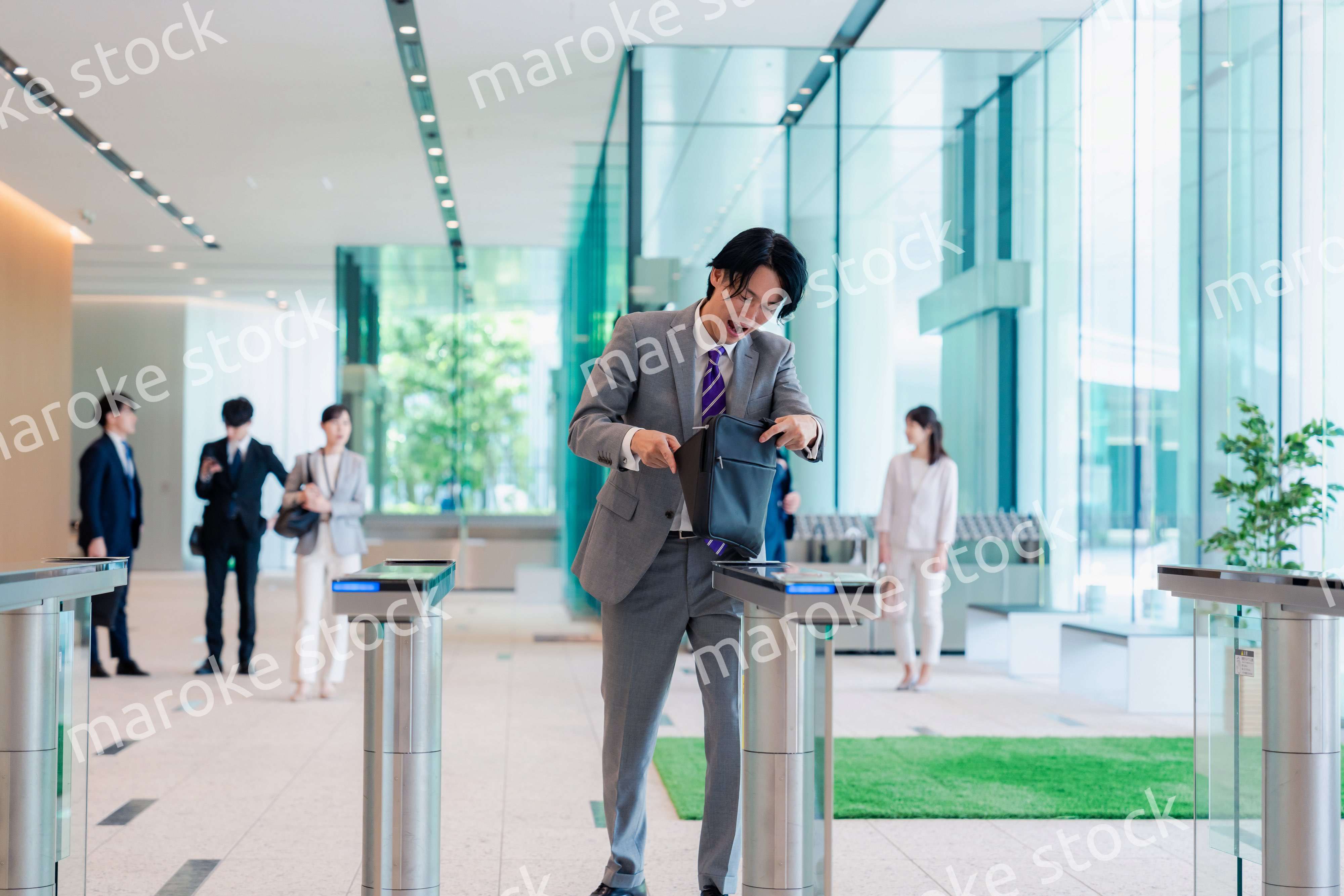 社員証を忘れて焦るビジネスマン