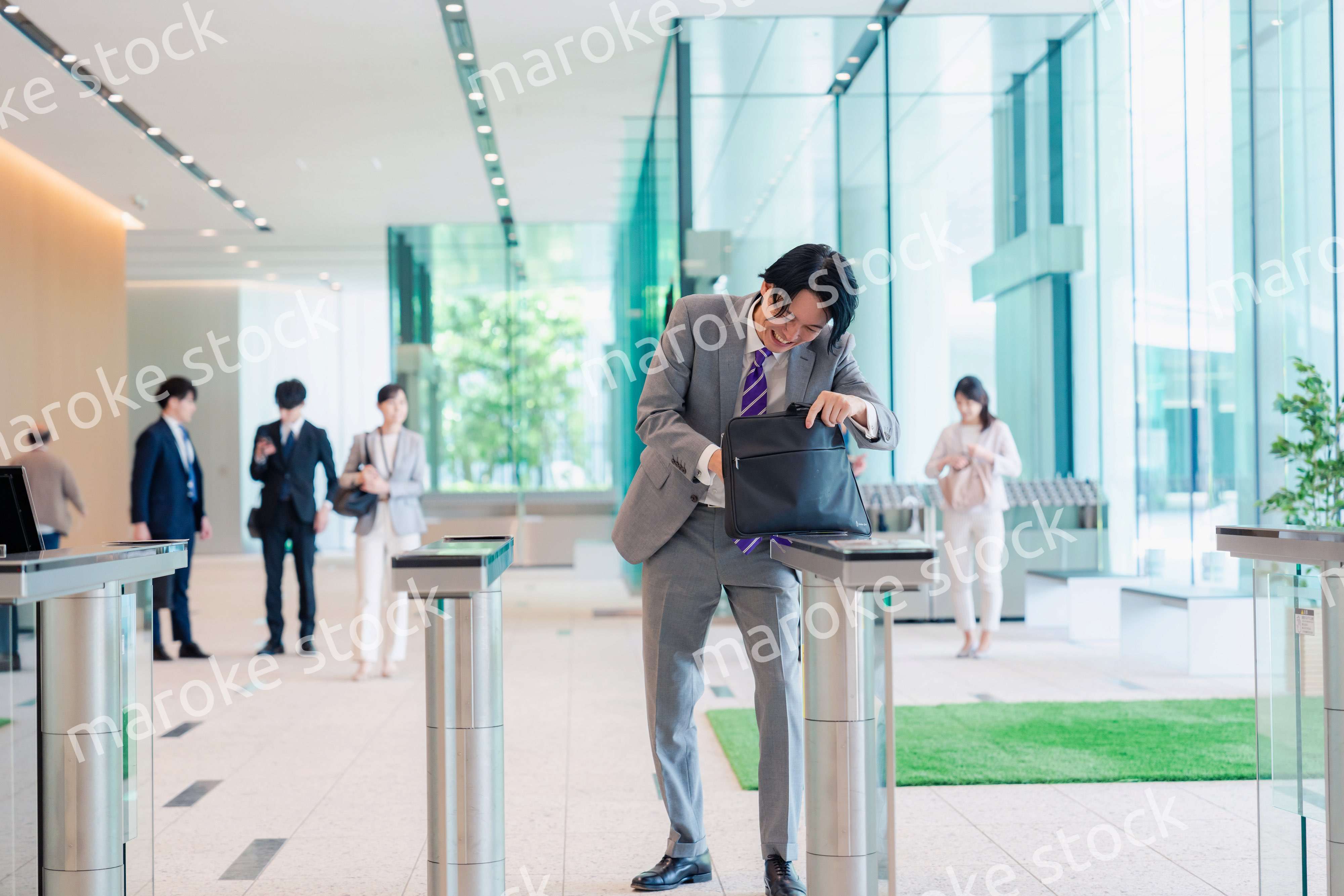 社員証を忘れて焦るビジネスマン