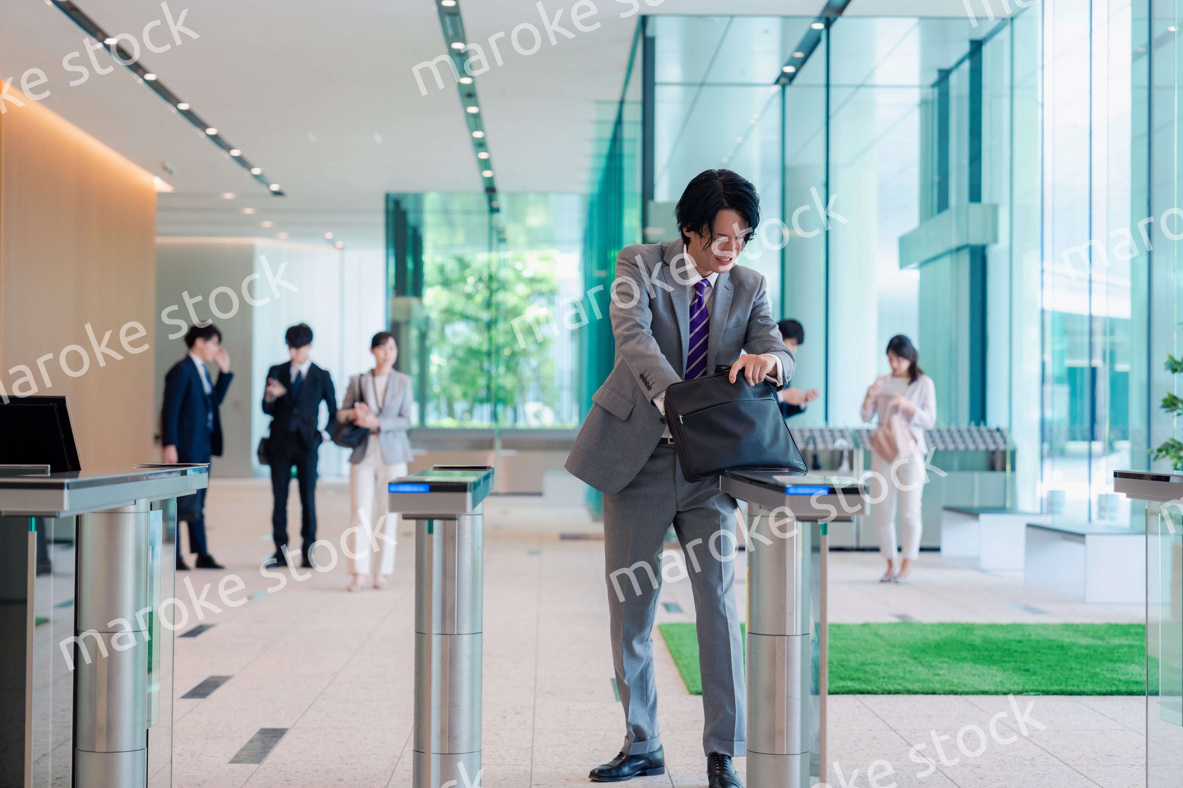 社員証を忘れて焦るビジネスマン