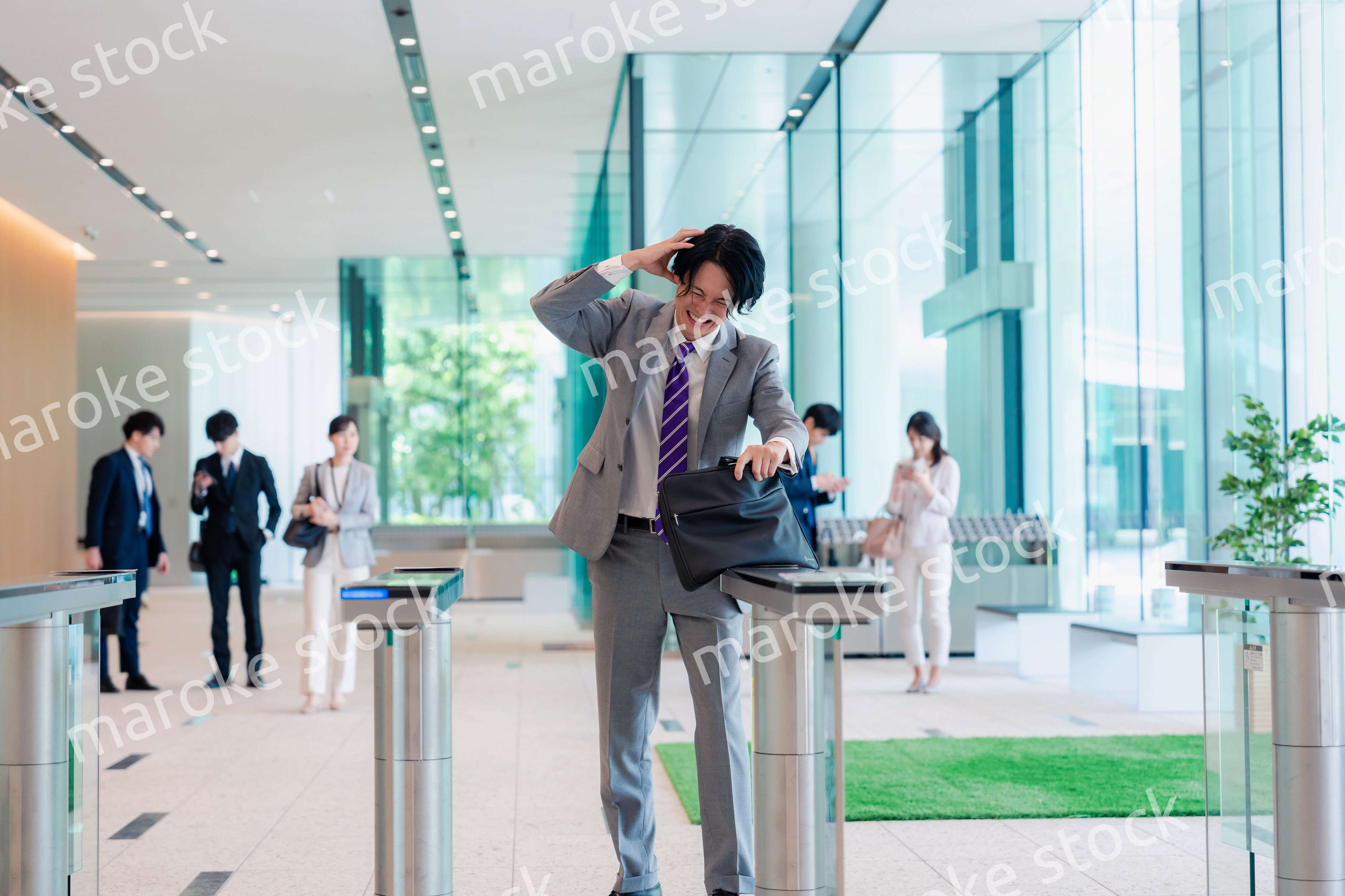 社員証を忘れて焦るビジネスマン