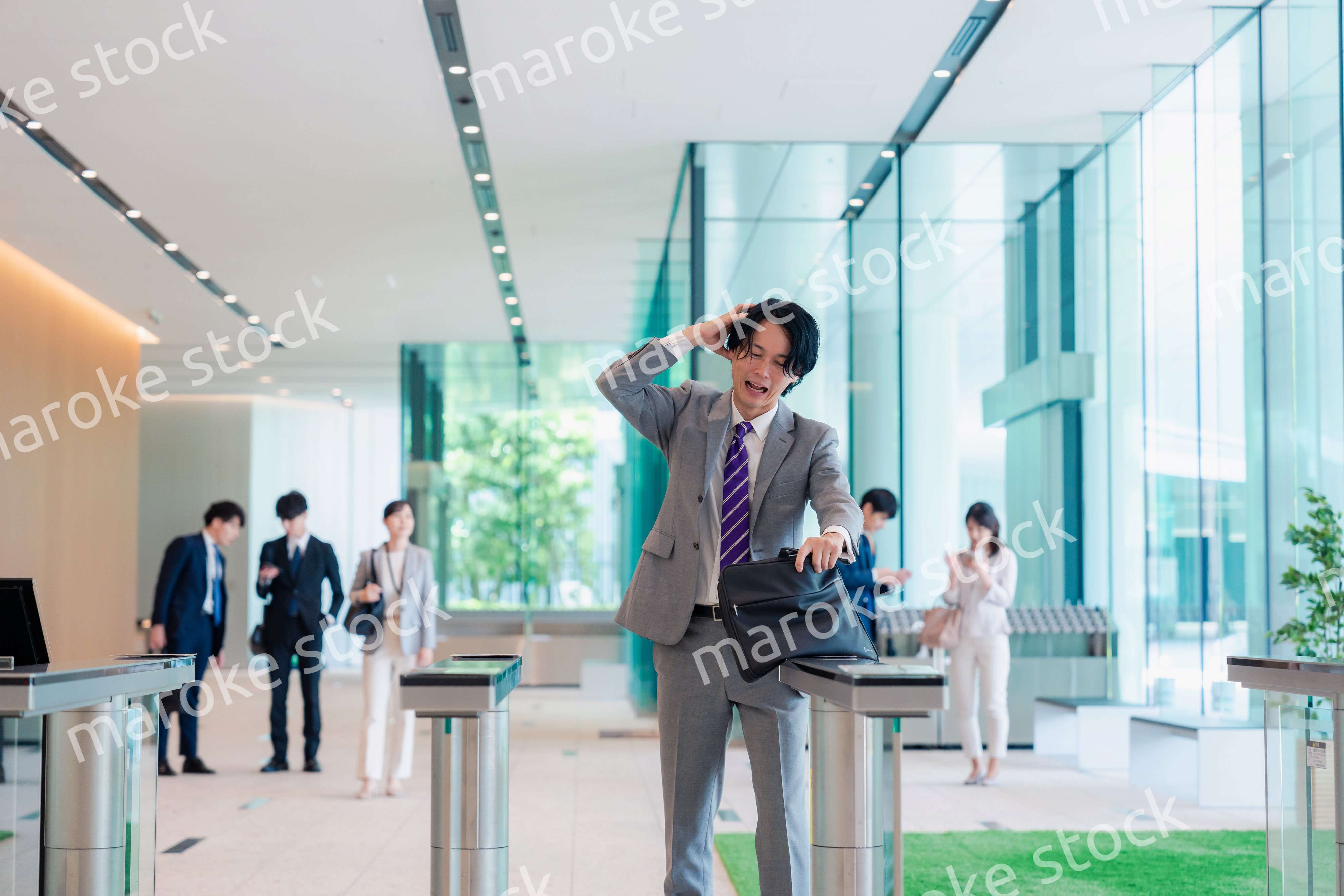 社員証を忘れて焦るビジネスマン