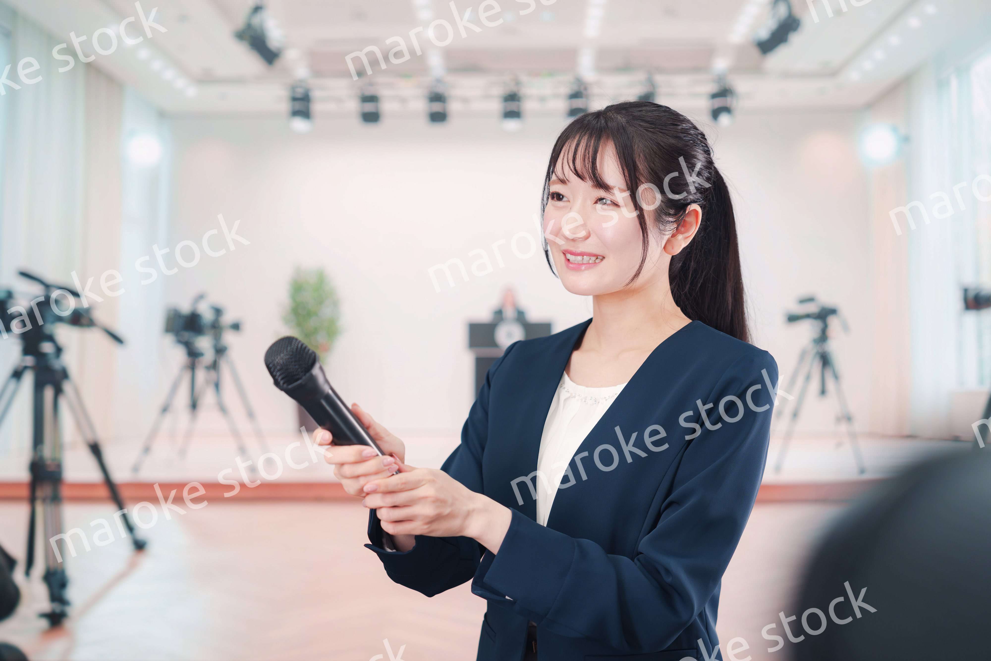 カメラの前でインタビューをする広報担当の女性
