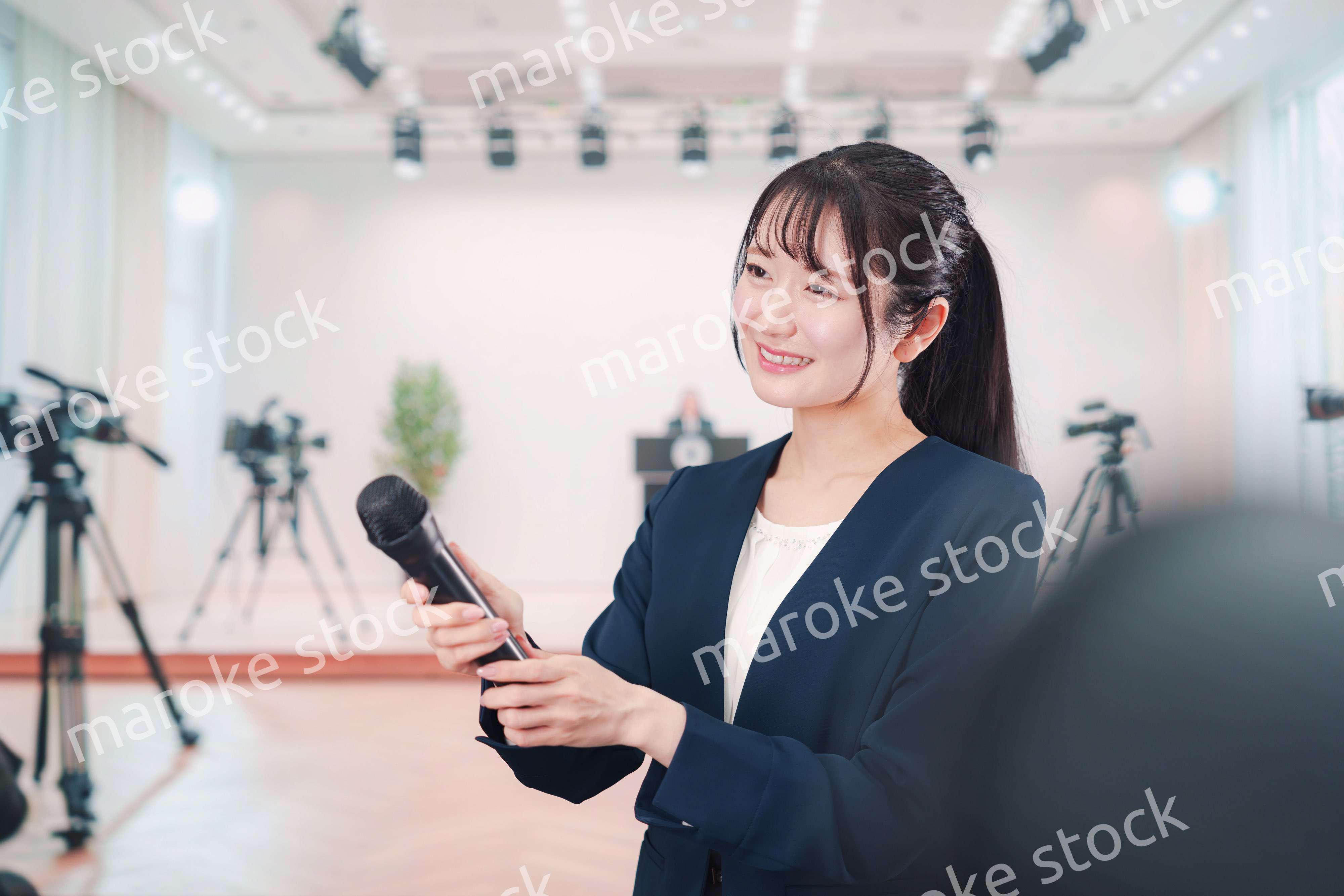 カメラの前でインタビューをする広報担当の女性