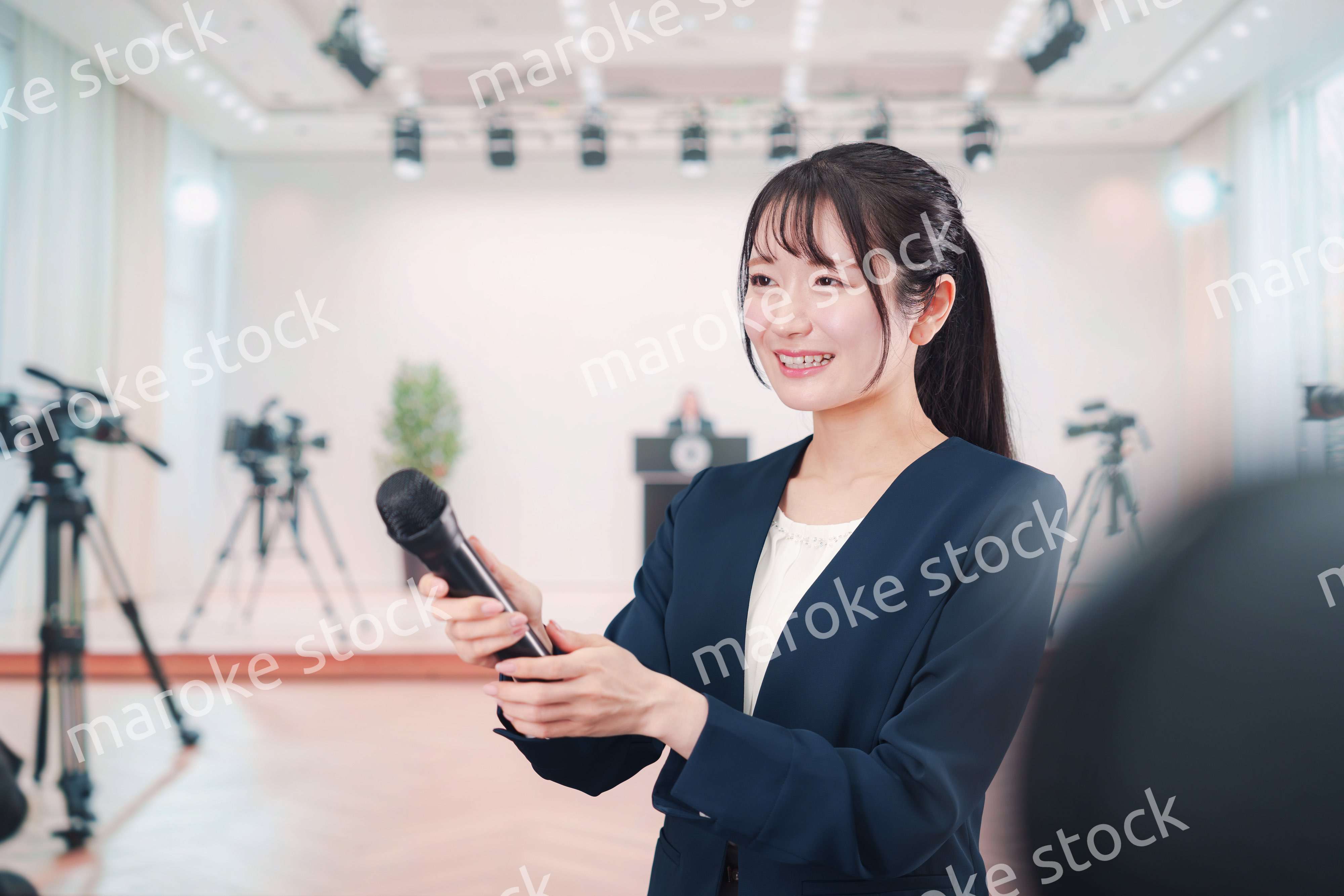 カメラの前でインタビューをする広報担当の女性