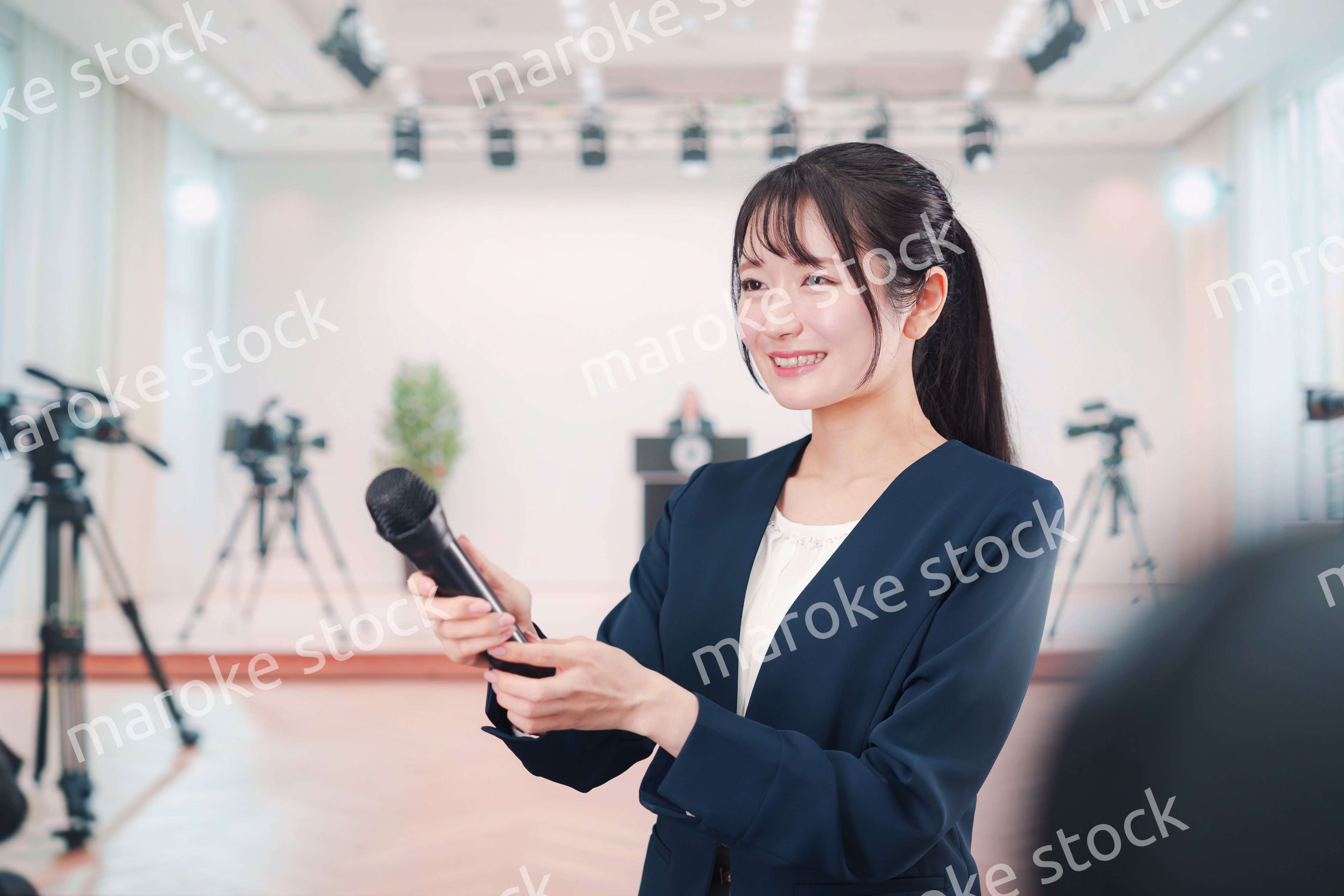 カメラの前でインタビューをする広報担当の女性