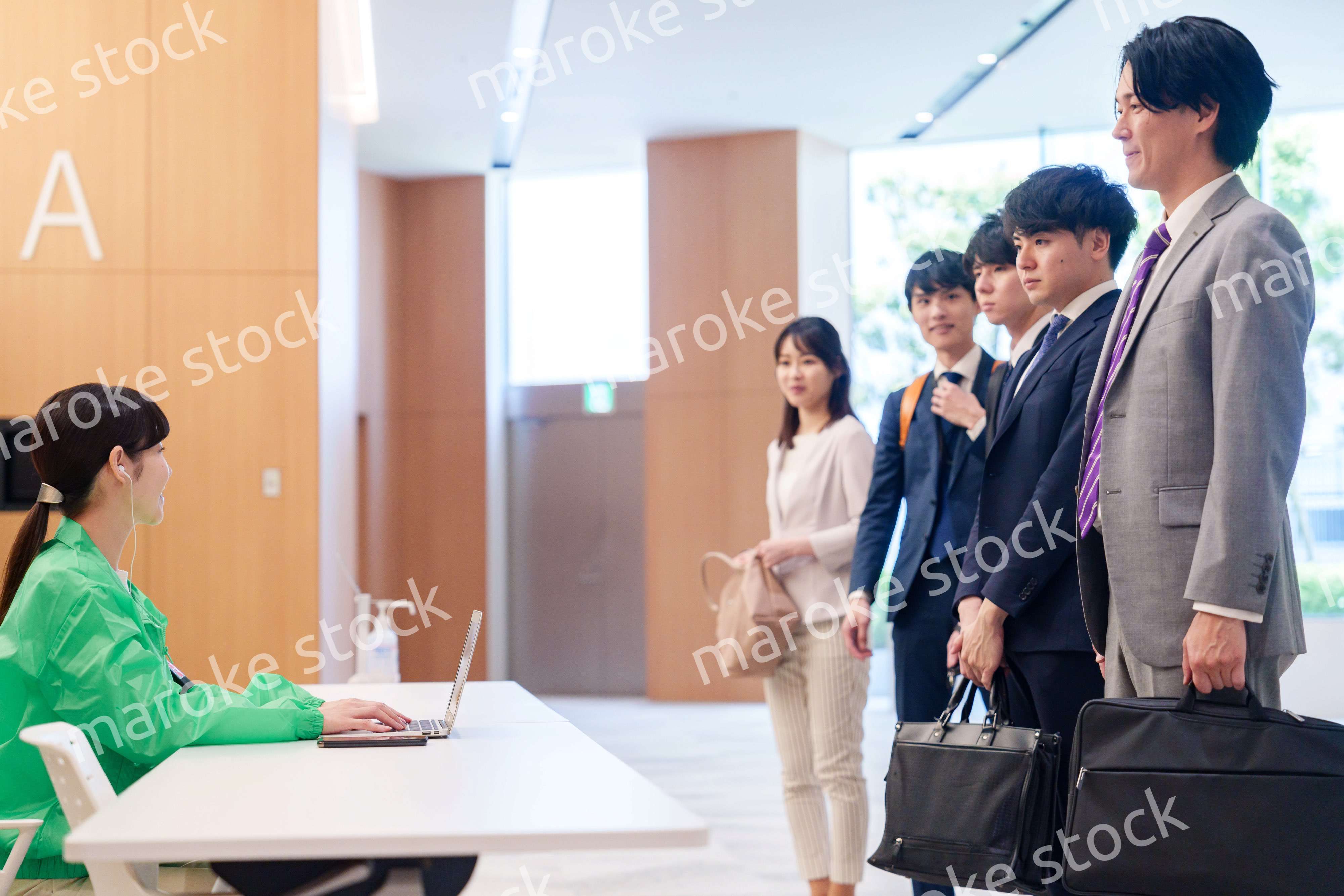 カンファレンスの受付スタッフと参加者