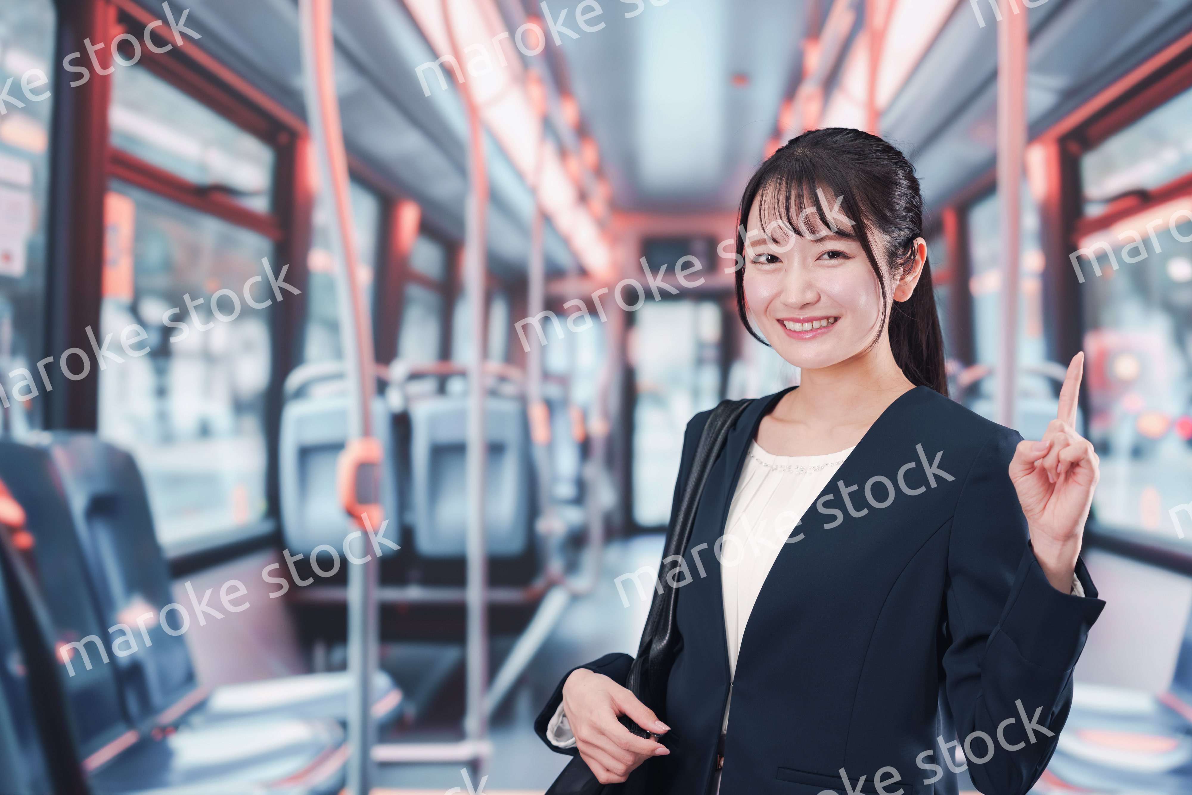 バスに乗って通勤をする若い女性