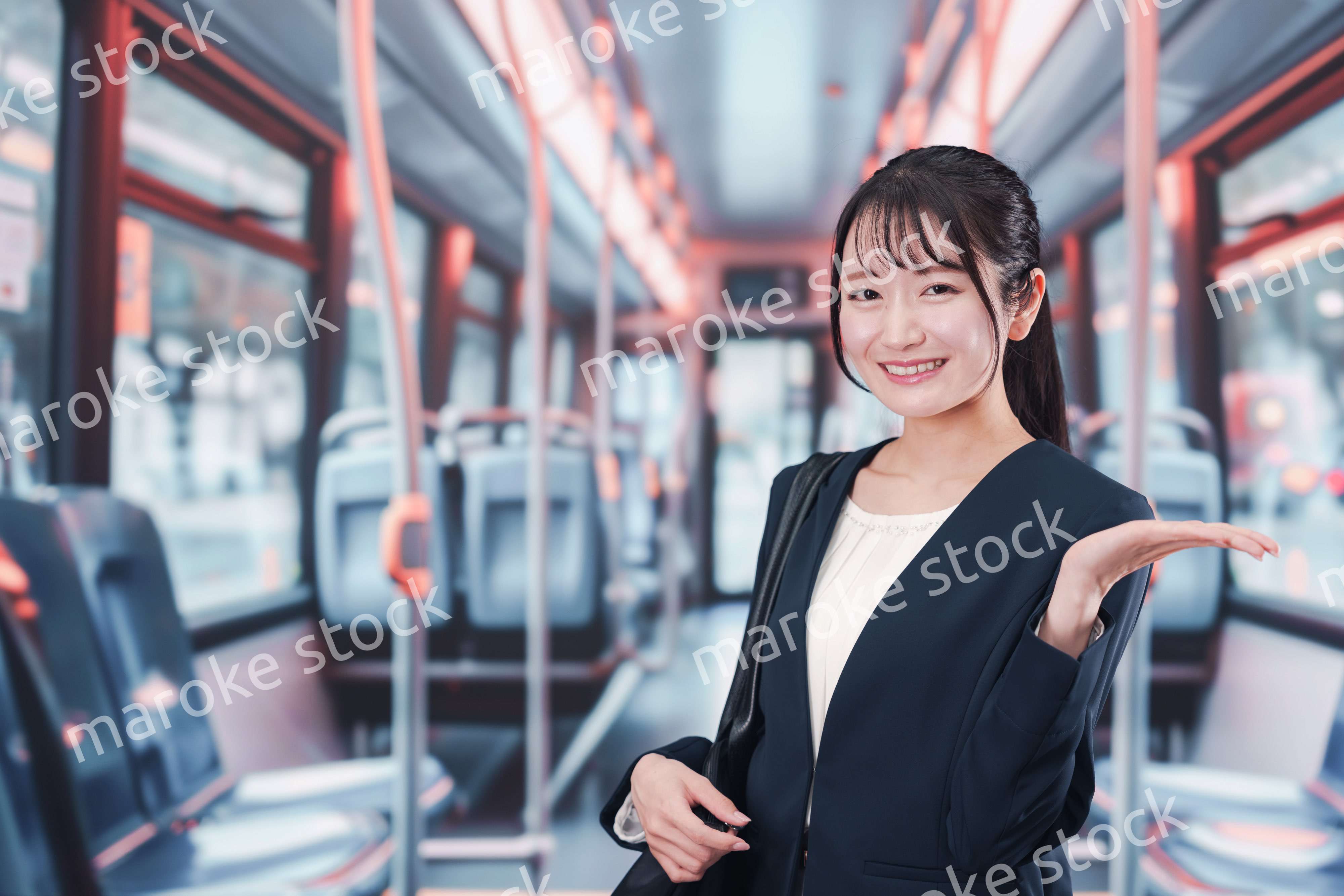 バスに乗って通勤をする若い女性